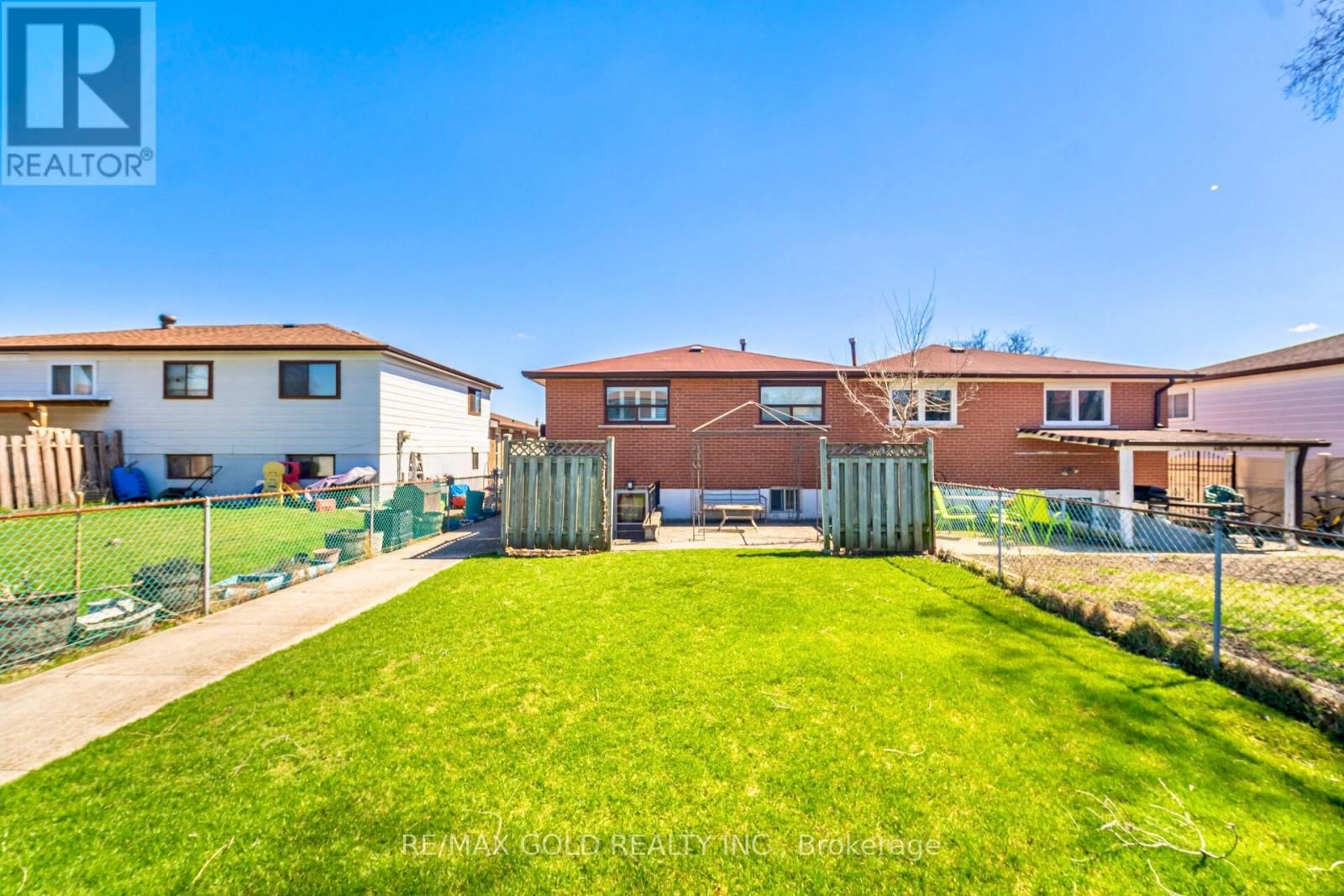 877 CONSORT CRESCENT Image 44