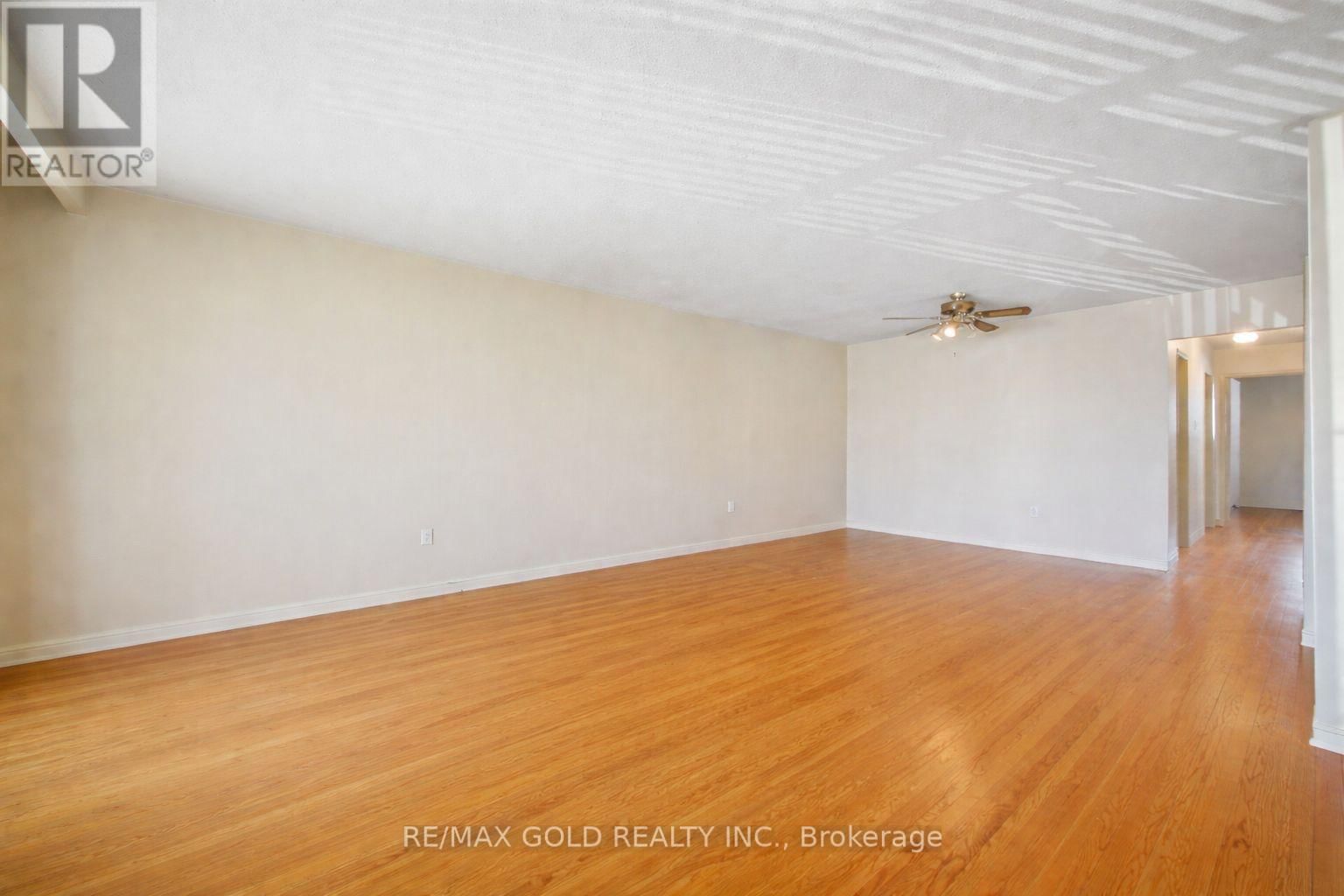 877 CONSORT CRESCENT Image 5