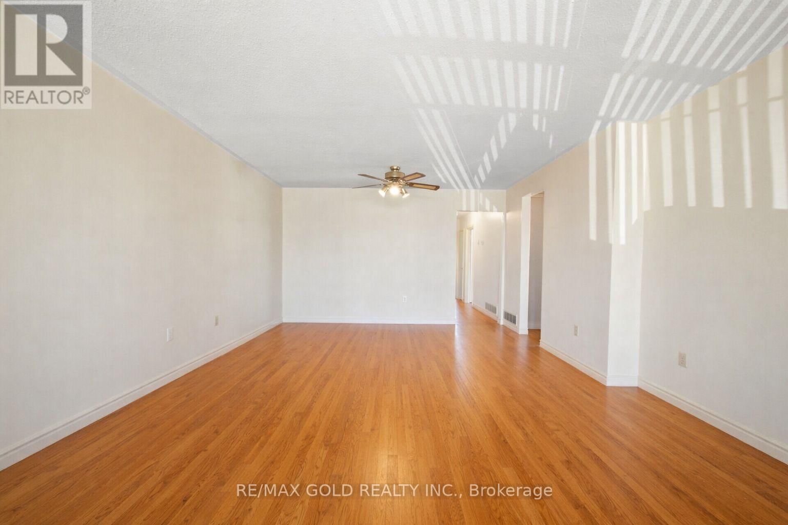 877 CONSORT CRESCENT Image 7