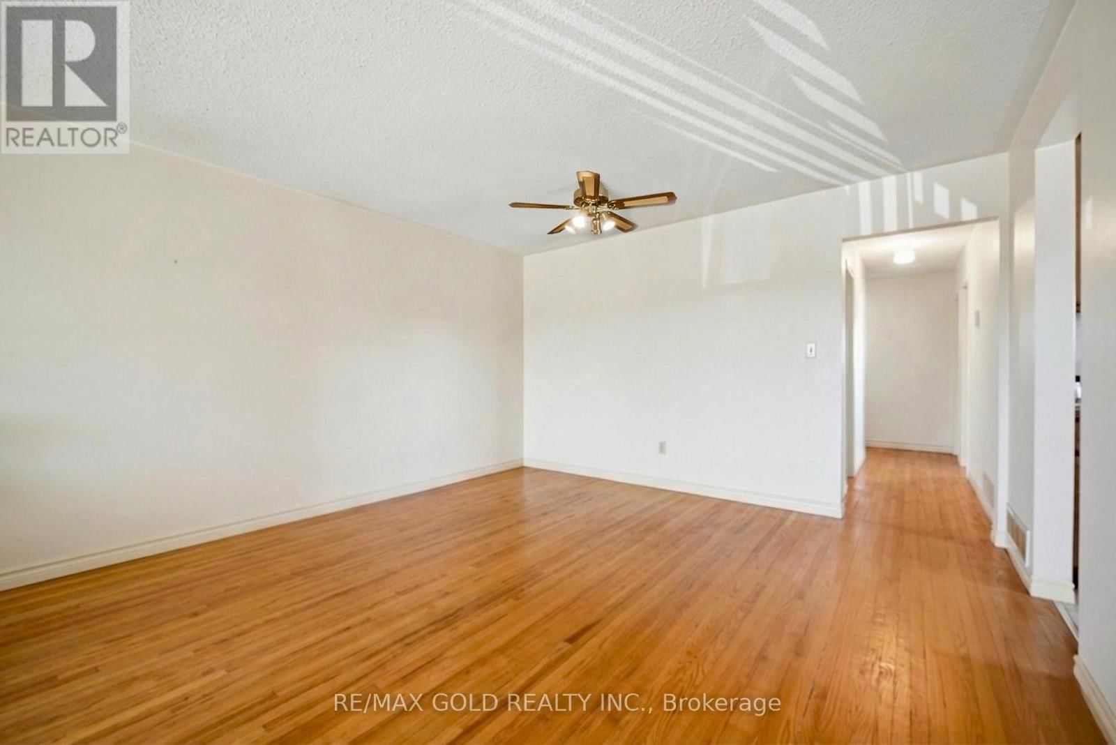 877 CONSORT CRESCENT Image 8