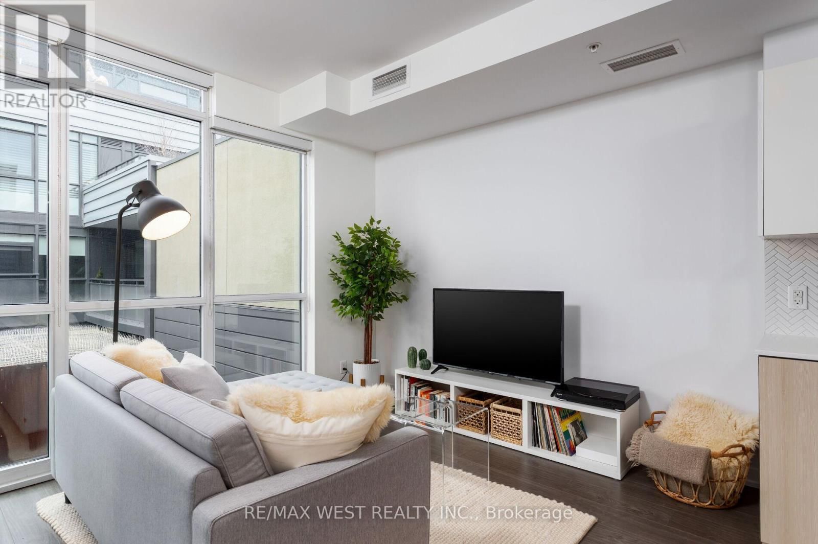 603 - 36 HOWARD PARK AVENUE Image 16