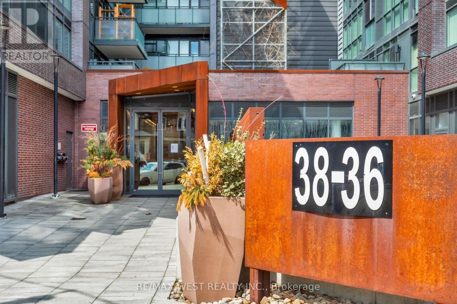 603 - 36 HOWARD PARK AVENUE Image 4