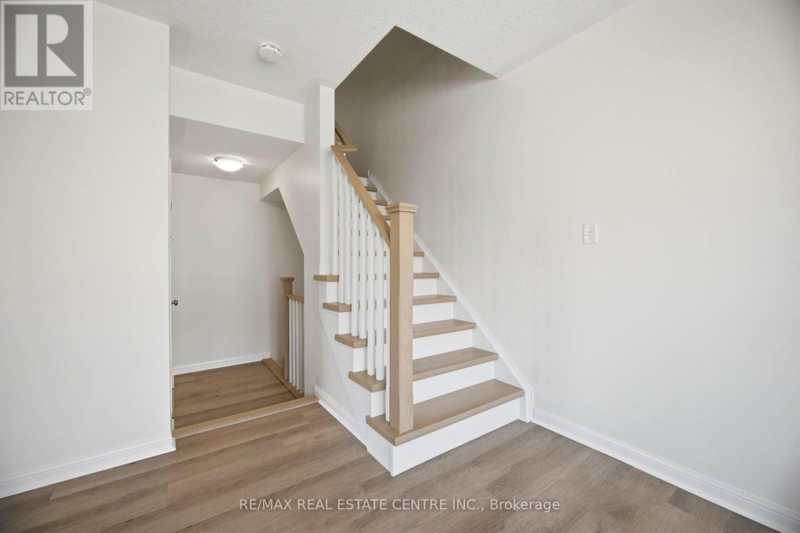 56 - 3050 ROTARY WAY Image 27