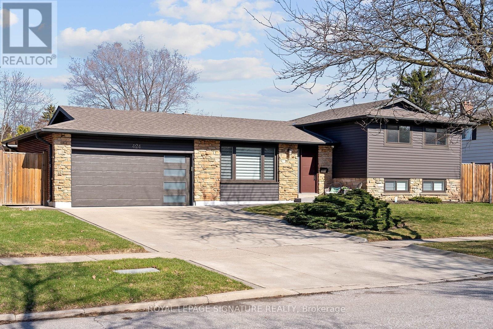 424 LARA WOODS Image 1