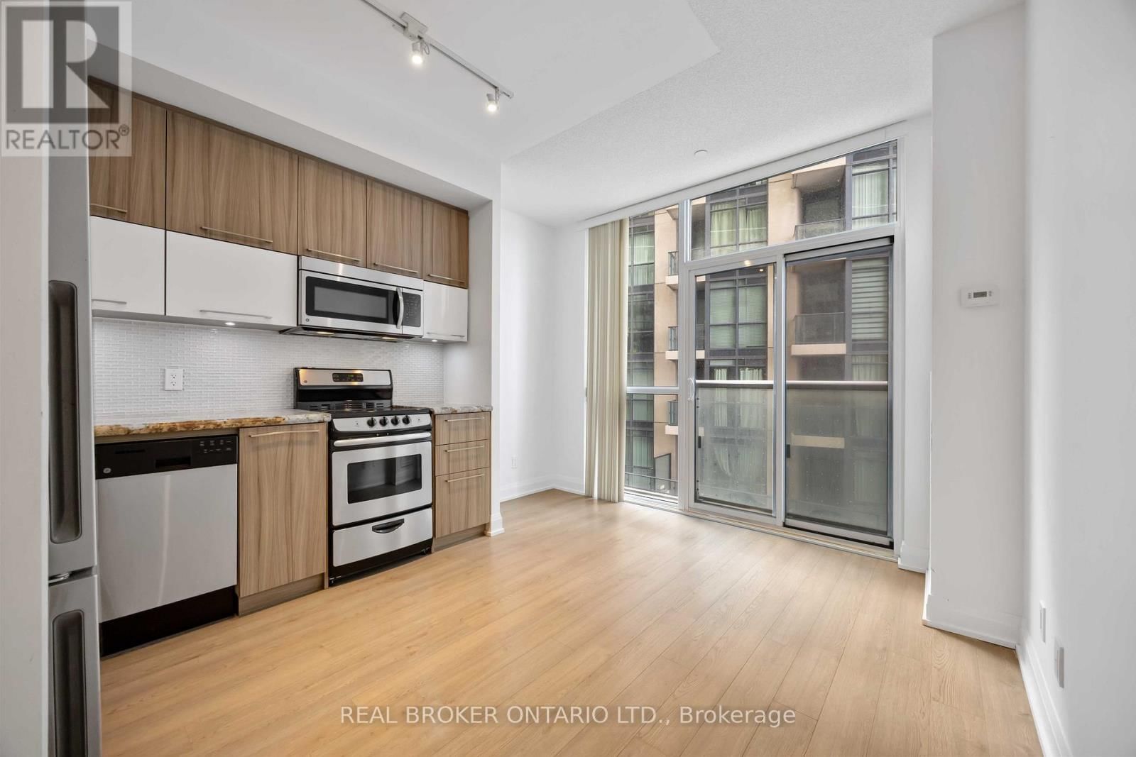 302 - 56 ANNIE CRAIG DRIVE Image 3