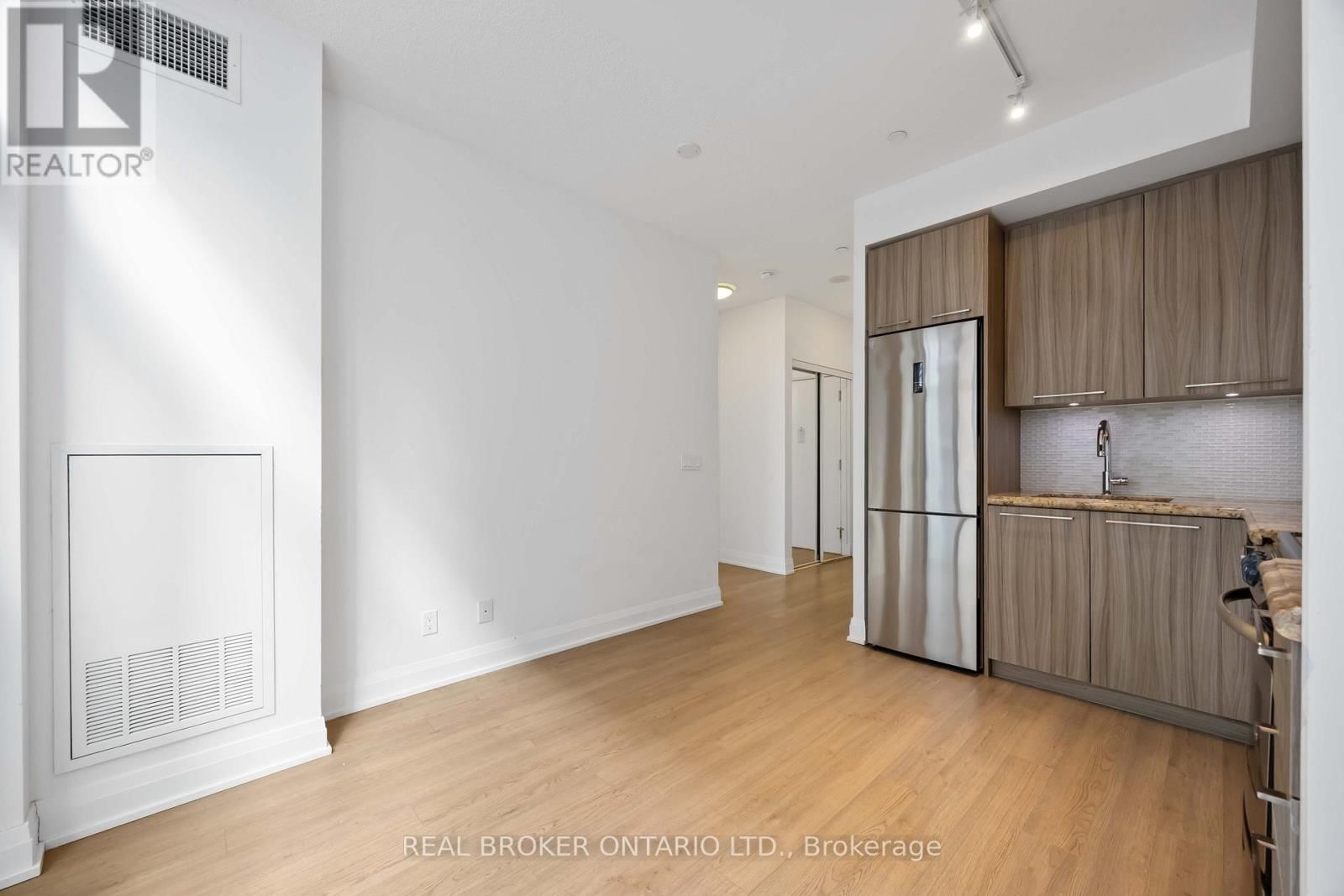 302 - 56 ANNIE CRAIG DRIVE Image 4