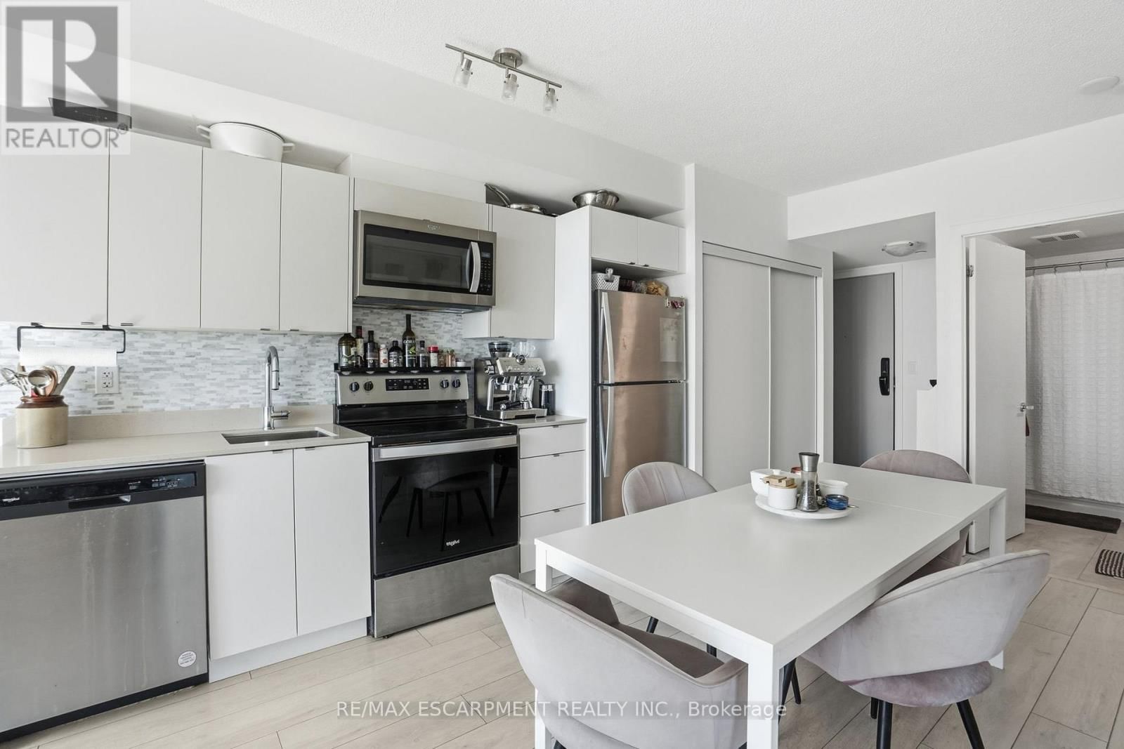 A814 - 3210 DAKOTA COMMON Image 10