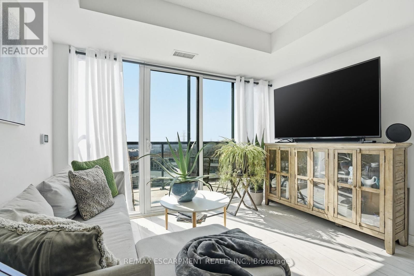 A814 - 3210 DAKOTA COMMON Image 12