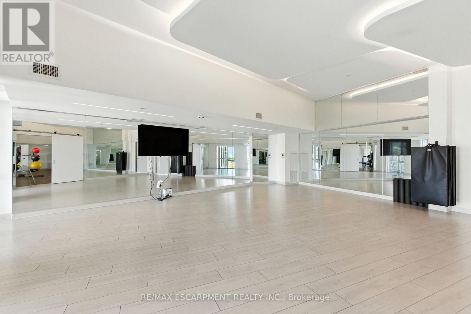 A814 - 3210 DAKOTA COMMON Image 29