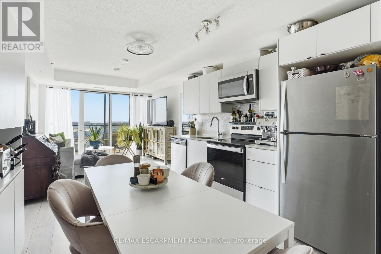 A814 - 3210 DAKOTA COMMON Image 8