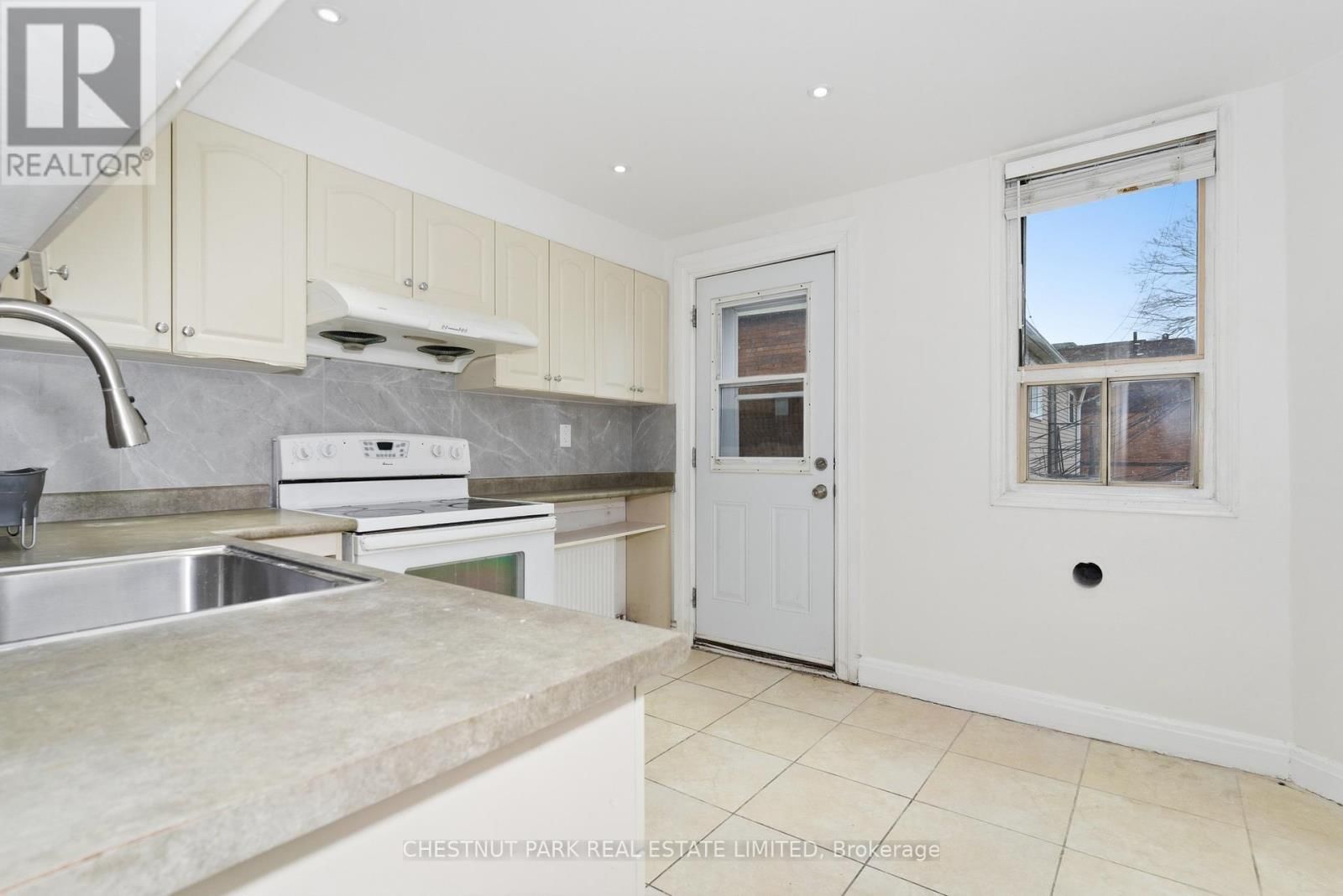 41 RONCESVALLES AVENUE Image 14