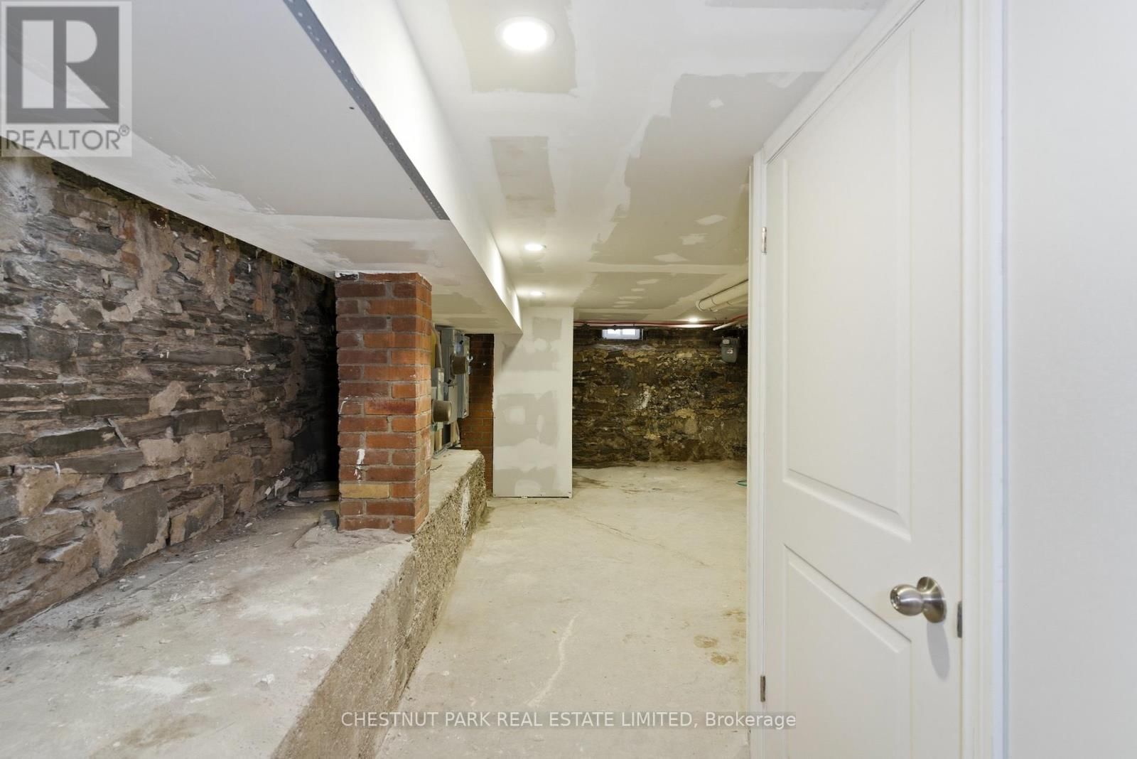 41 RONCESVALLES AVENUE Image 34