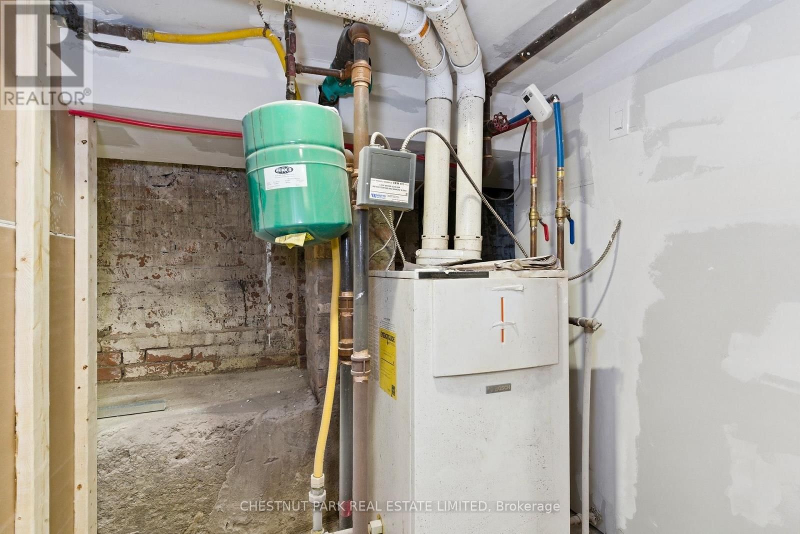 41 RONCESVALLES AVENUE Image 35