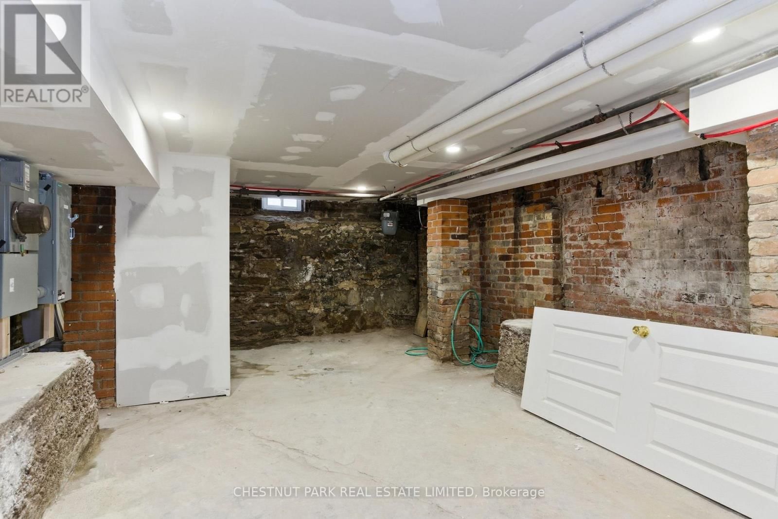 41 RONCESVALLES AVENUE Image 36