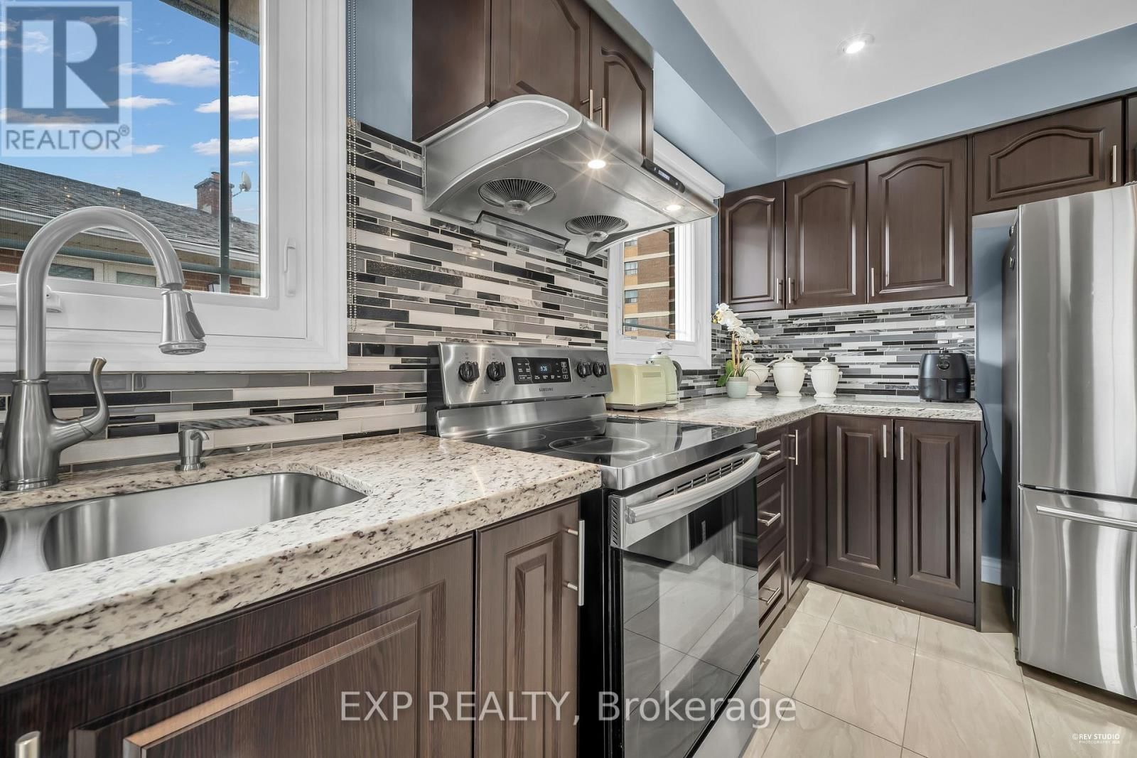 24 GOLDCREST BOULEVARD Image 6