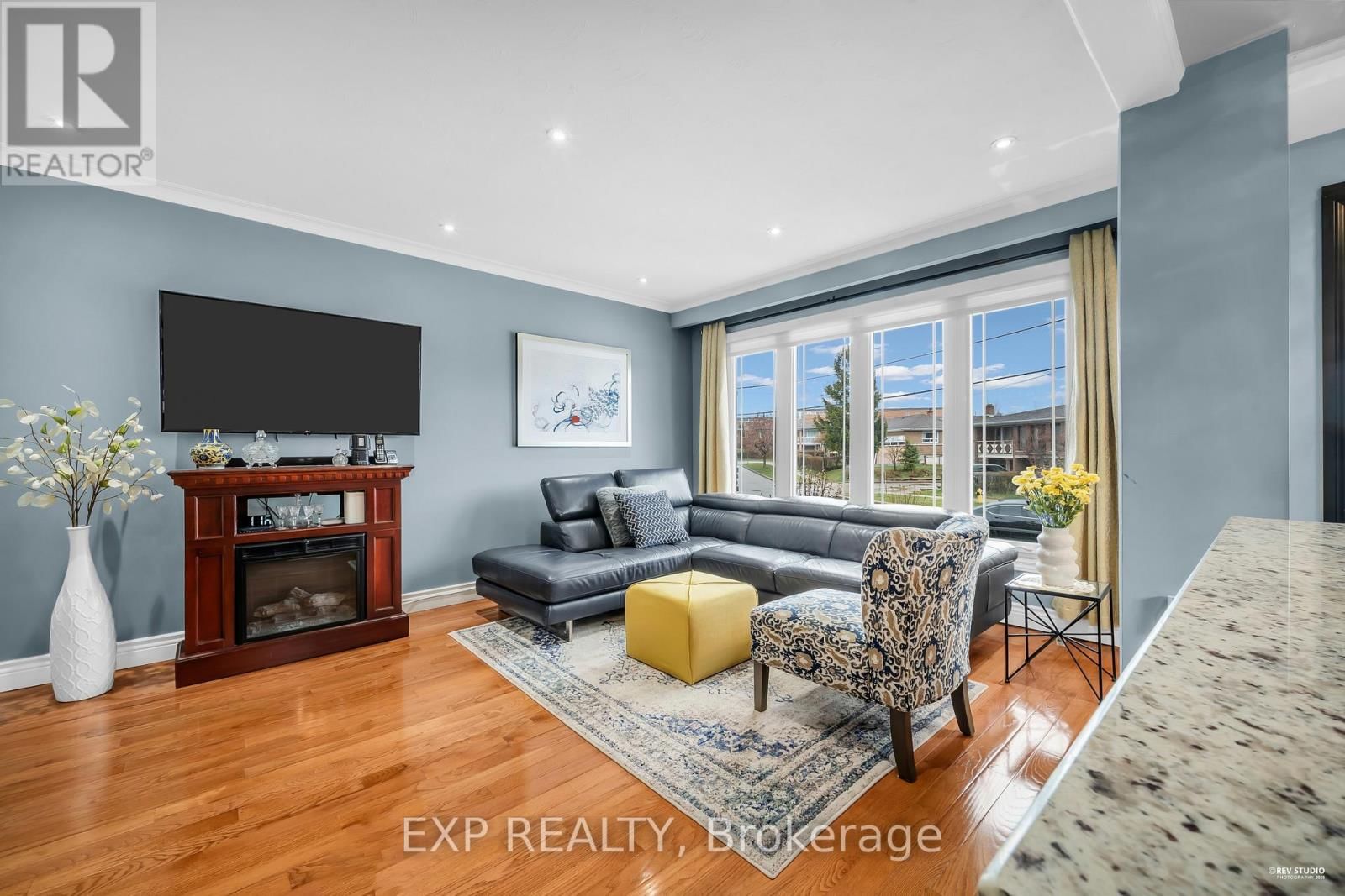 24 GOLDCREST BOULEVARD Image 9