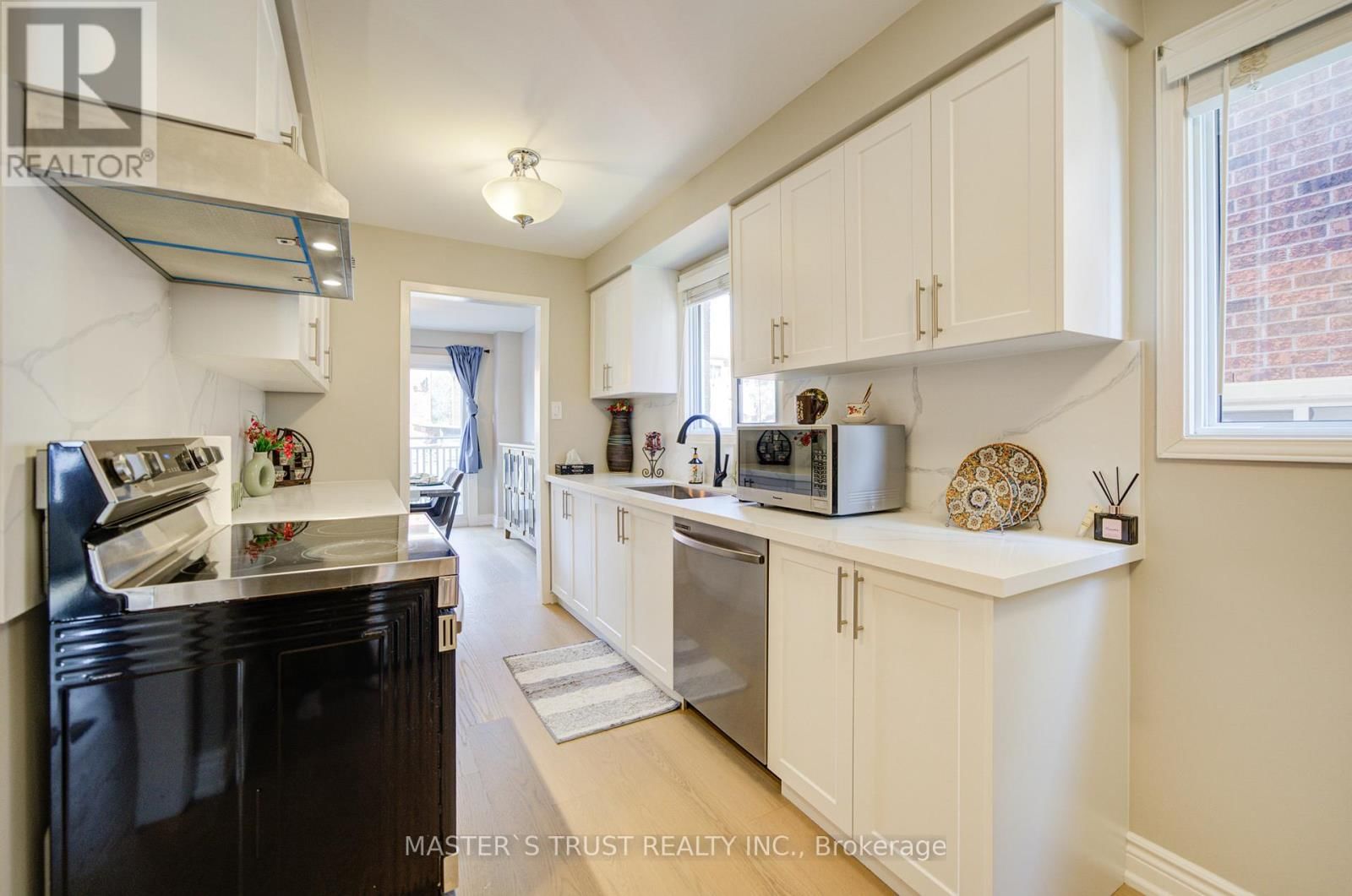 1017 LUCERNE CRESCENT Image 18