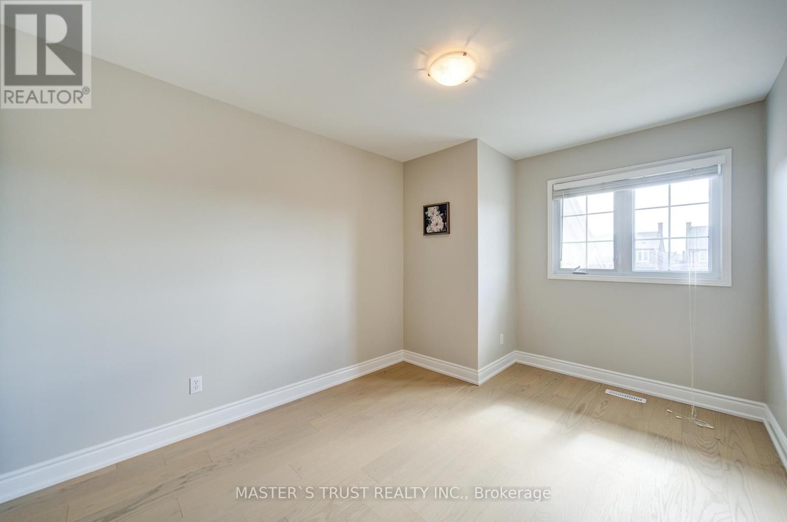 1017 LUCERNE CRESCENT Image 28