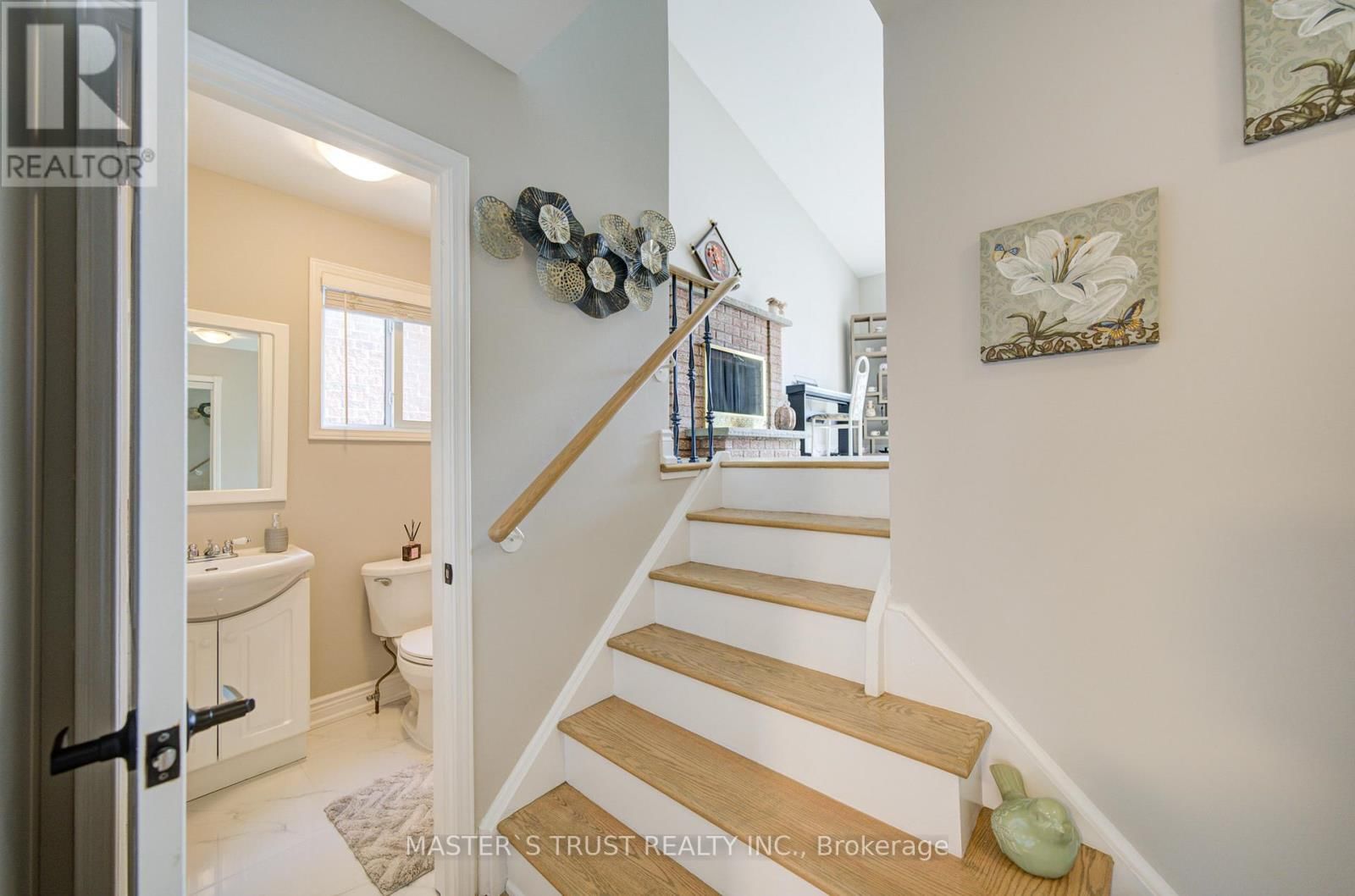 1017 LUCERNE CRESCENT Image 3