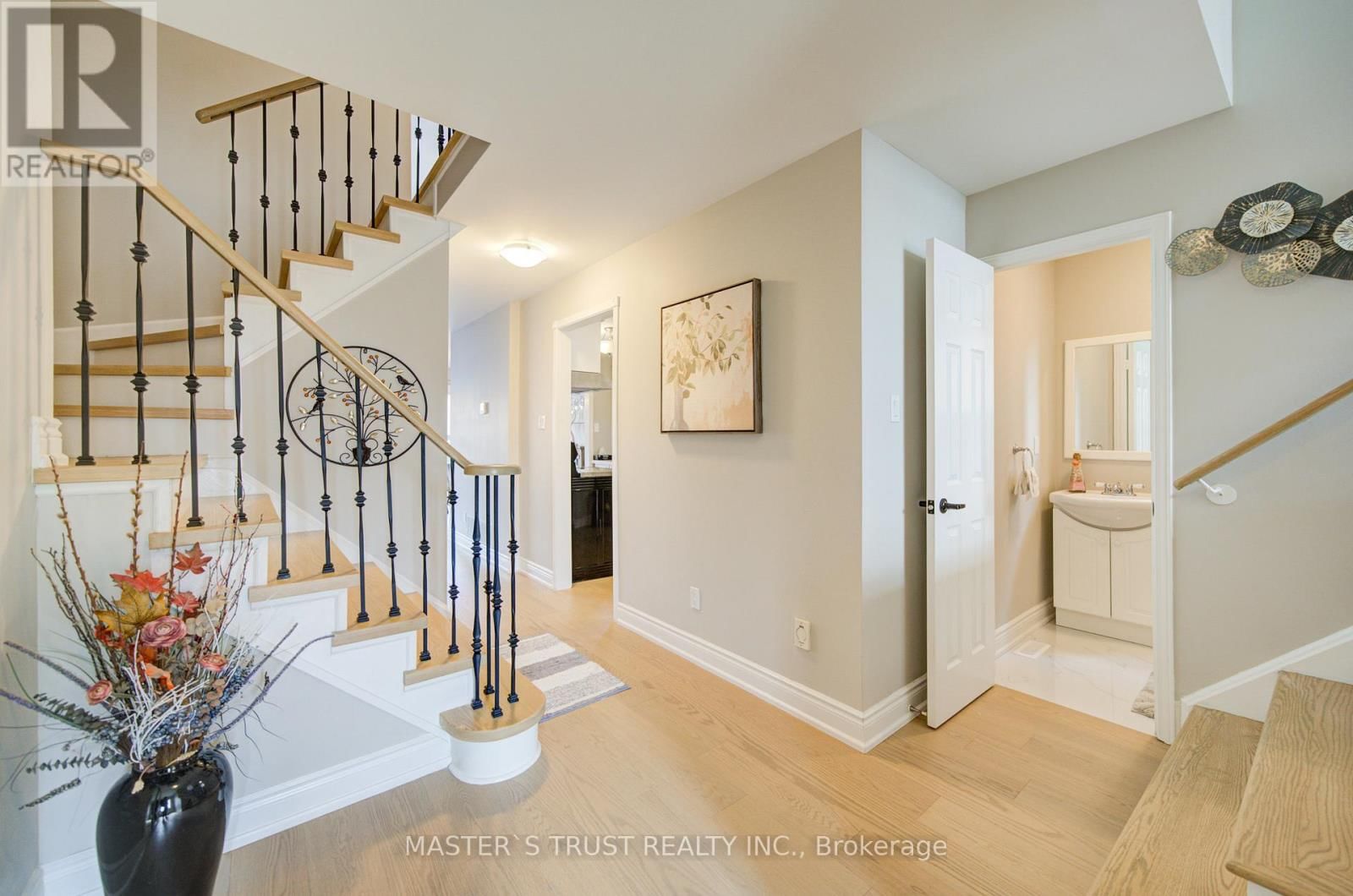 1017 LUCERNE CRESCENT Image 4