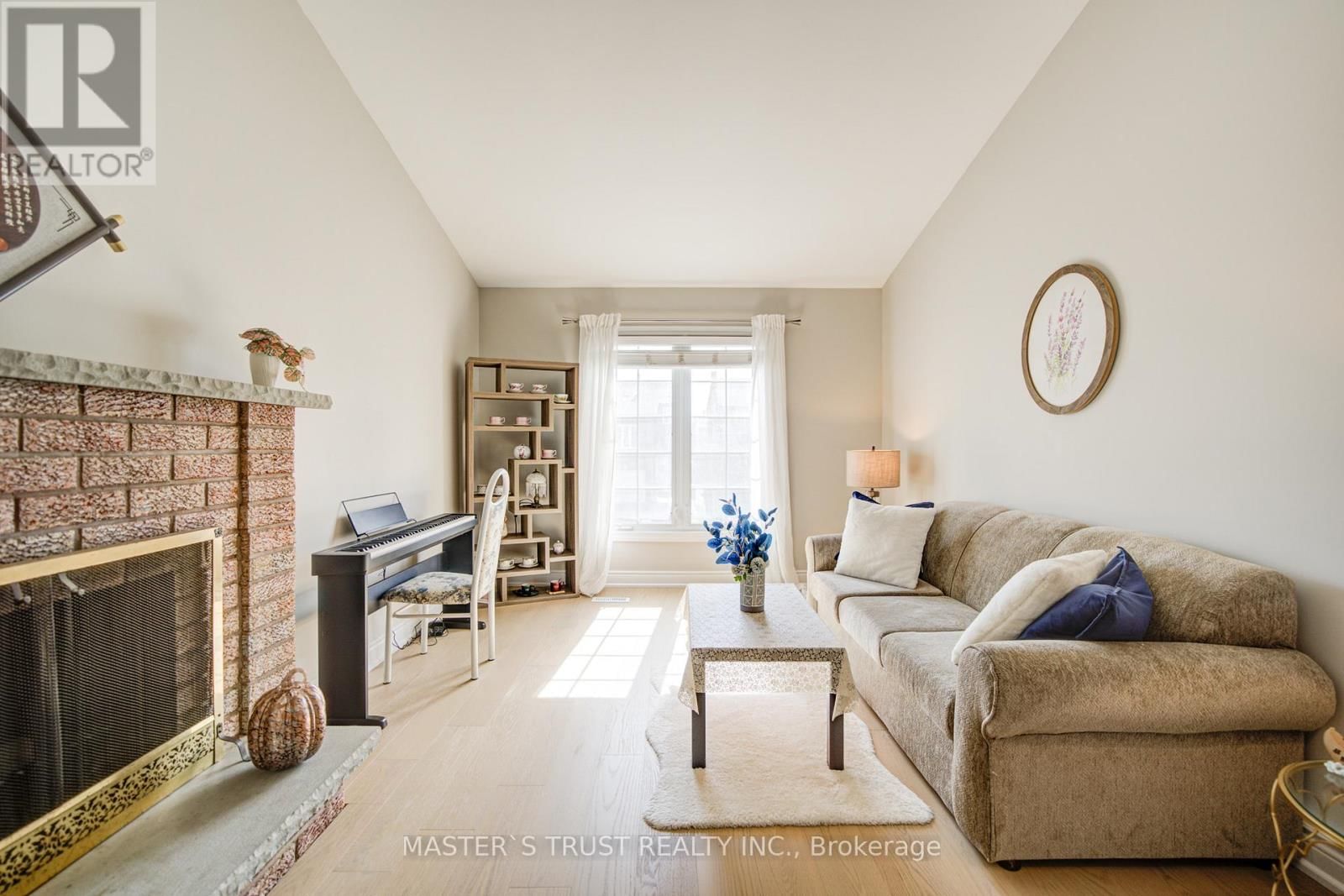 1017 LUCERNE CRESCENT Image 7