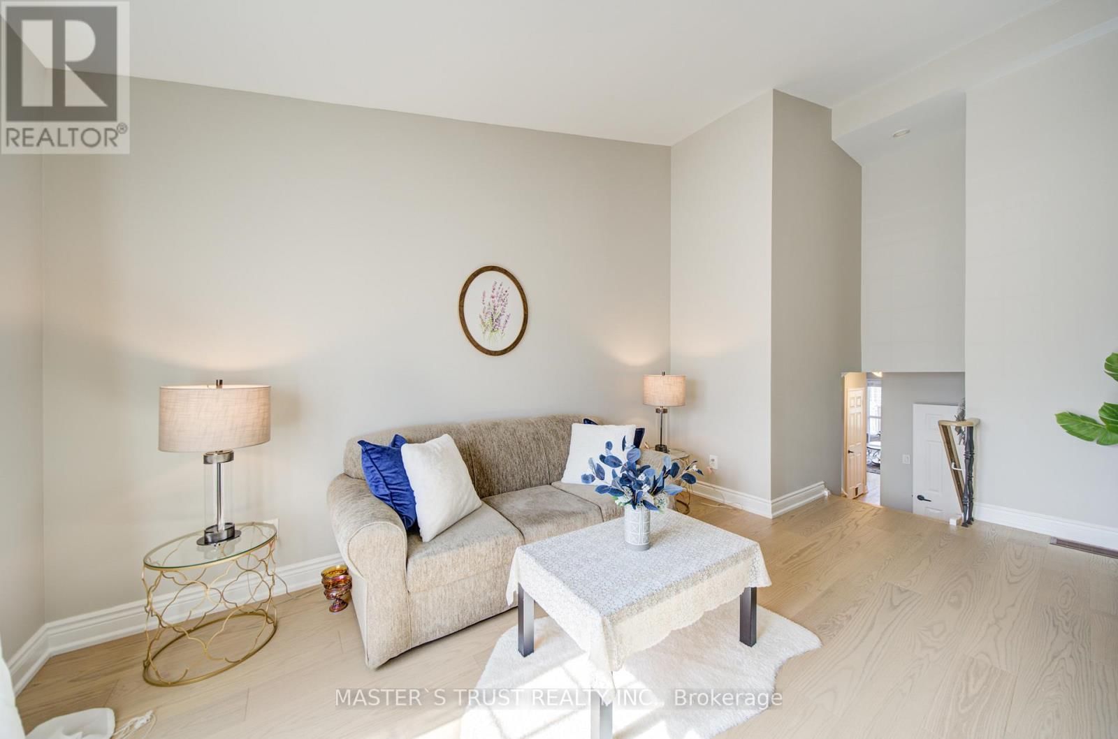 1017 LUCERNE CRESCENT Image 9