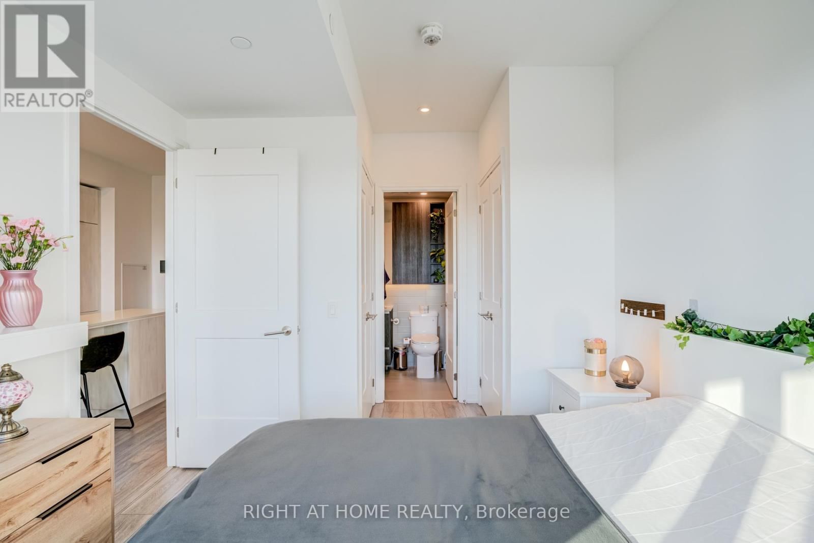 506 - 21 PARK STREET EAST Image 32