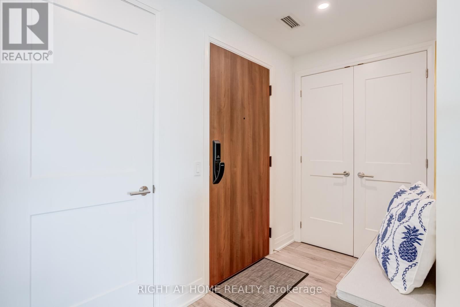 506 - 21 PARK STREET EAST Image 6