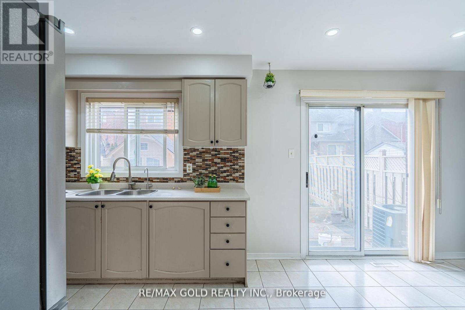 94 BIGHORN CRESCENT Image 12