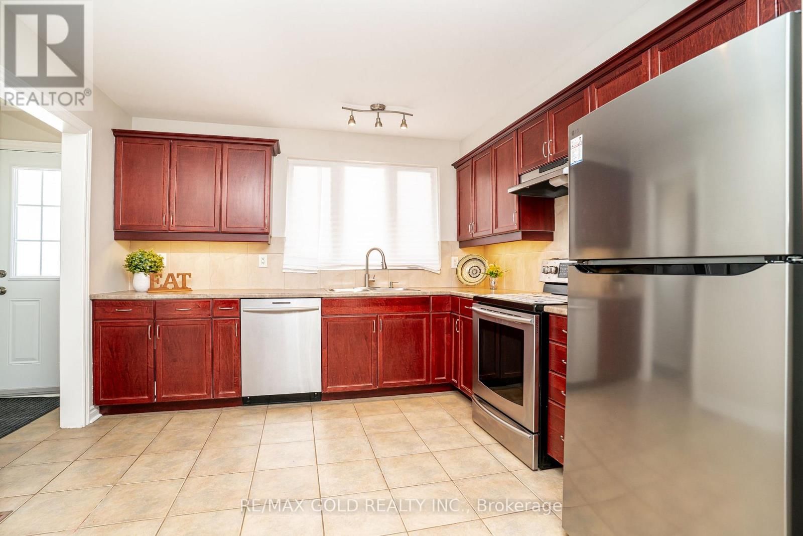 27 DAVENPORT CRESCENT Image 13