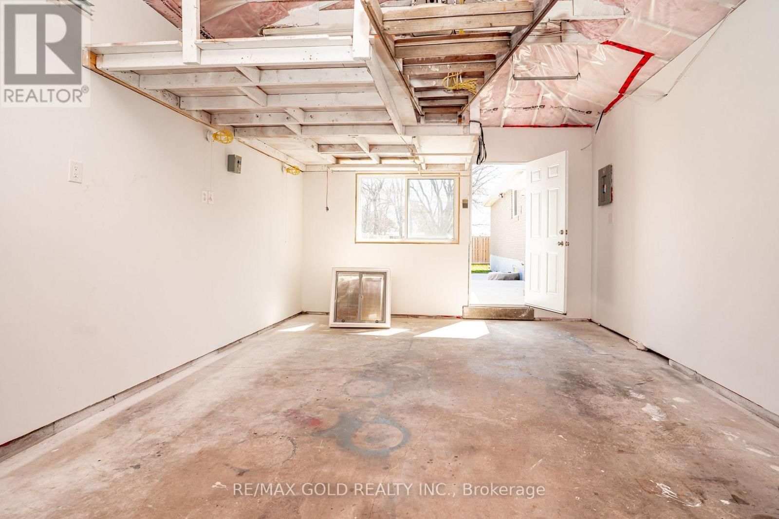 27 DAVENPORT CRESCENT Image 40