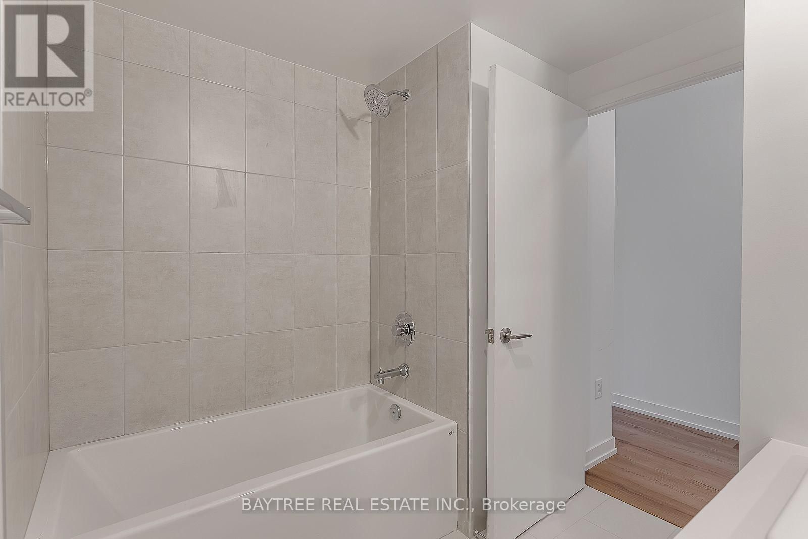 319 - 1195 THE QUEENSWAY Image 12