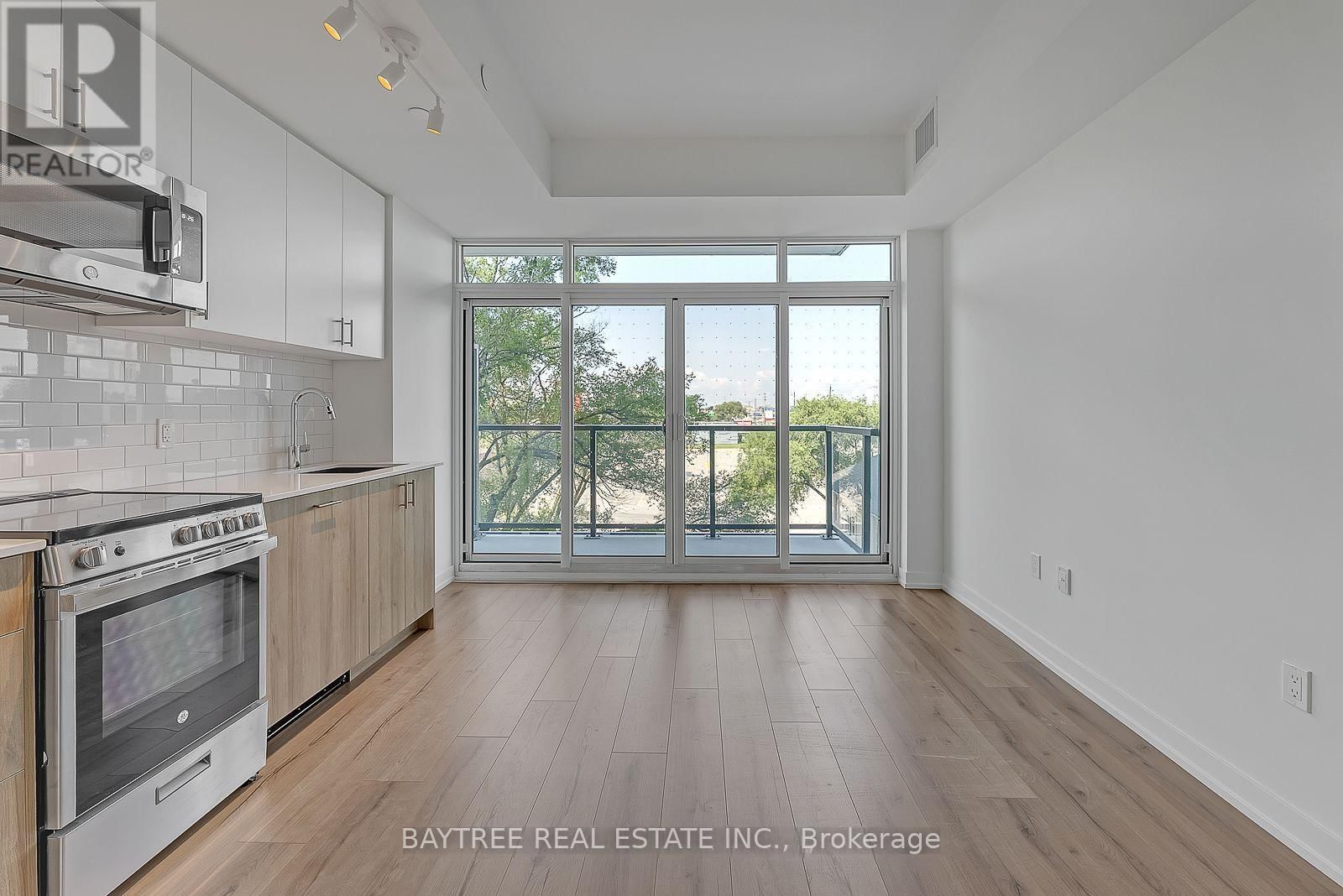 319 - 1195 THE QUEENSWAY Image 2