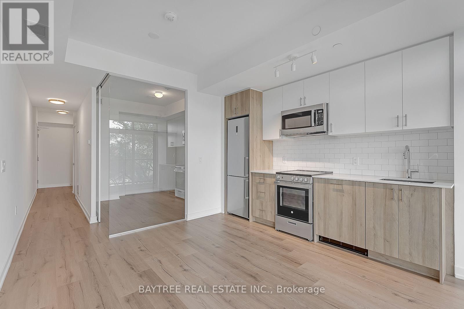 319 - 1195 THE QUEENSWAY Image 3