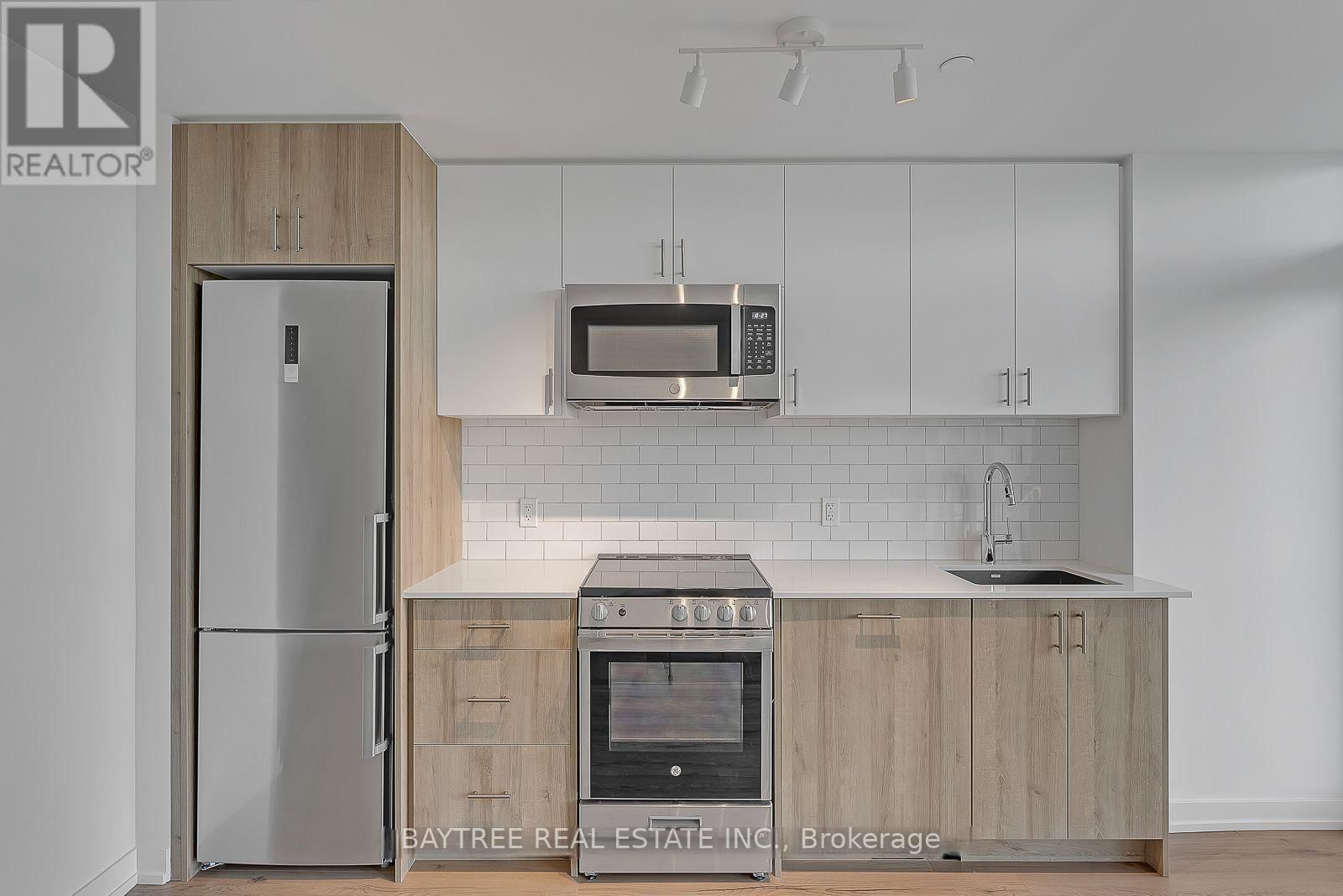 319 - 1195 THE QUEENSWAY Image 4