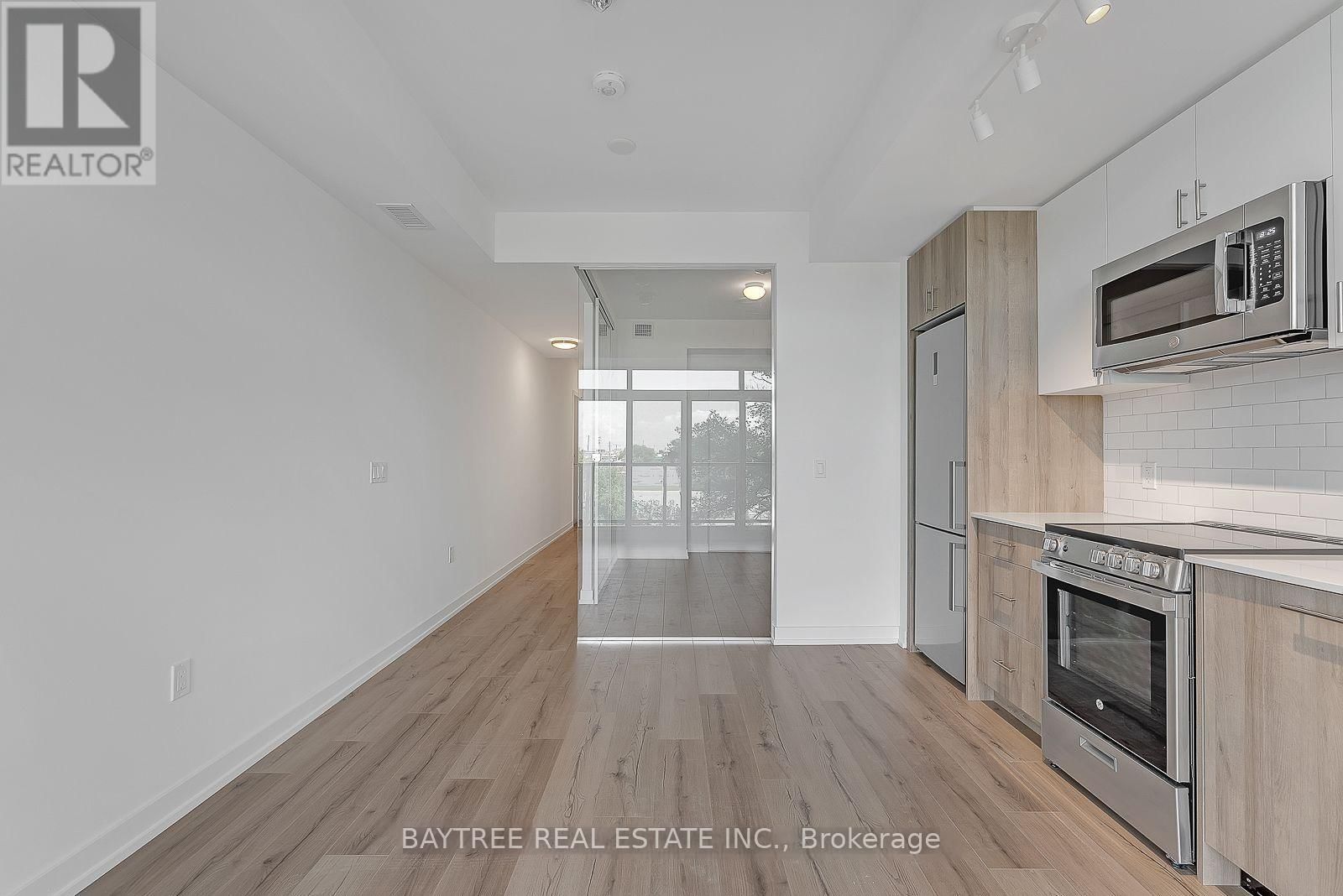 319 - 1195 THE QUEENSWAY Image 5