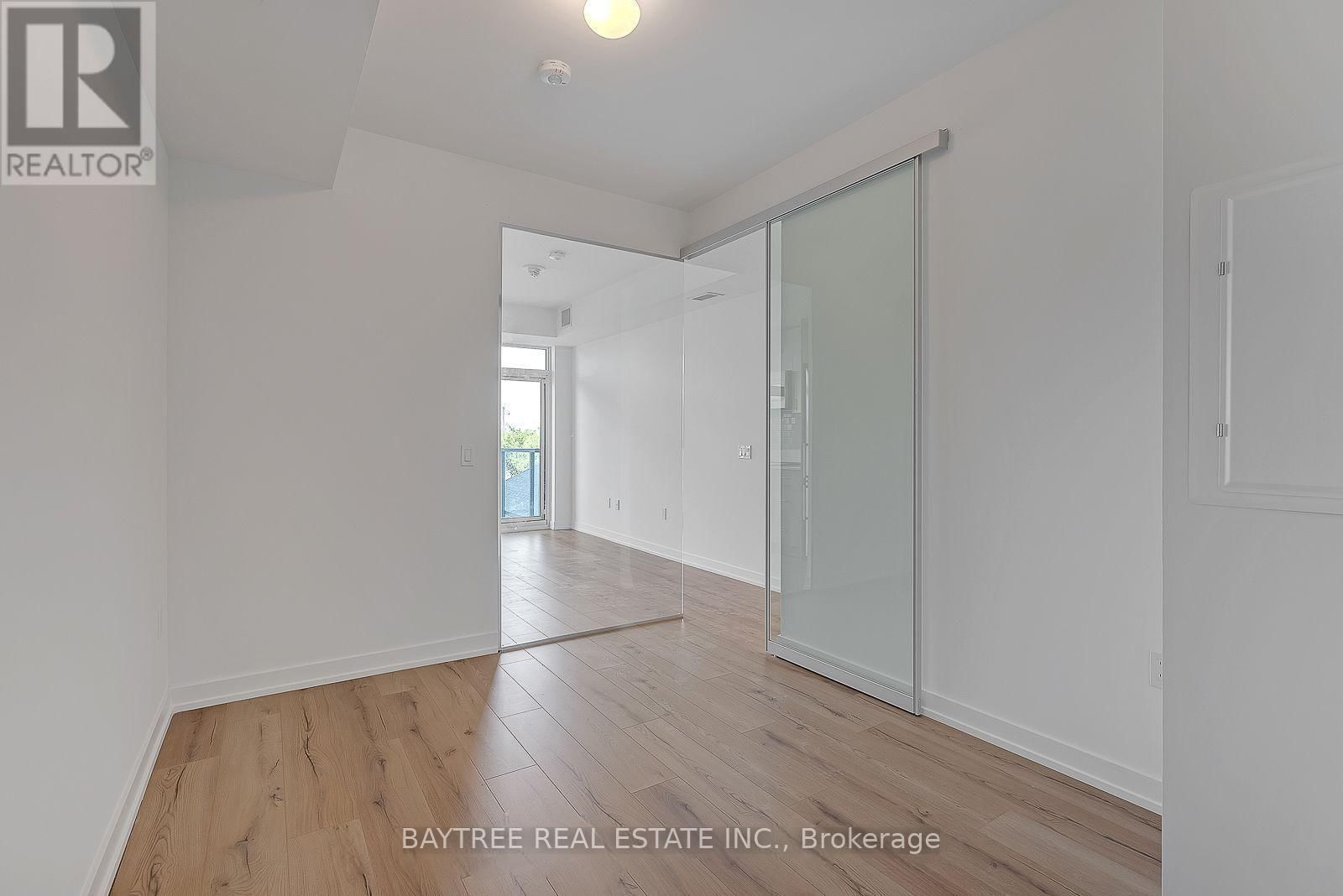 319 - 1195 THE QUEENSWAY Image 7