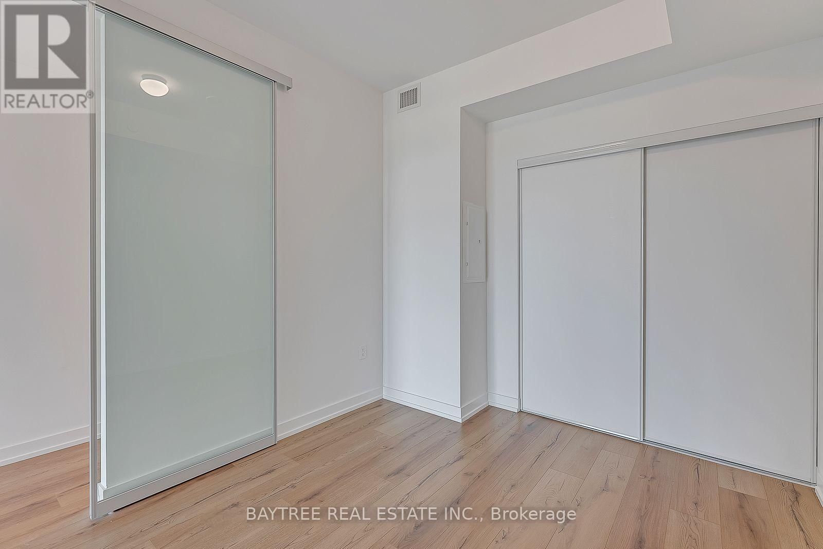 319 - 1195 THE QUEENSWAY Image 8