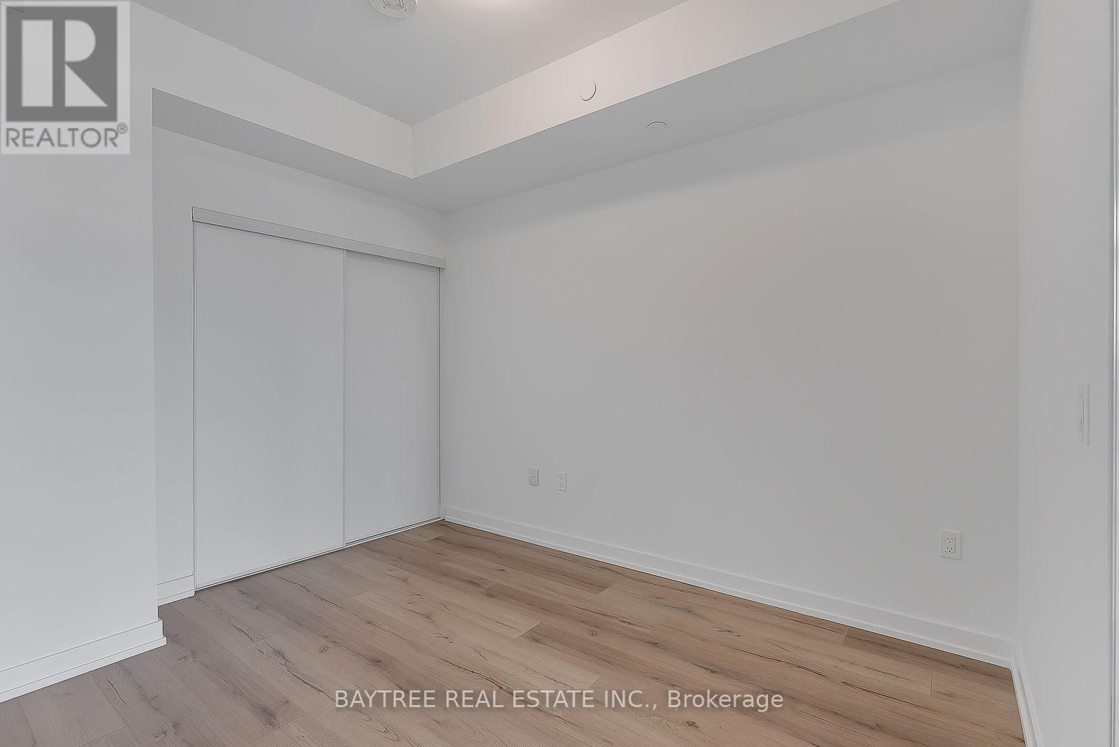 319 - 1195 THE QUEENSWAY Image 9