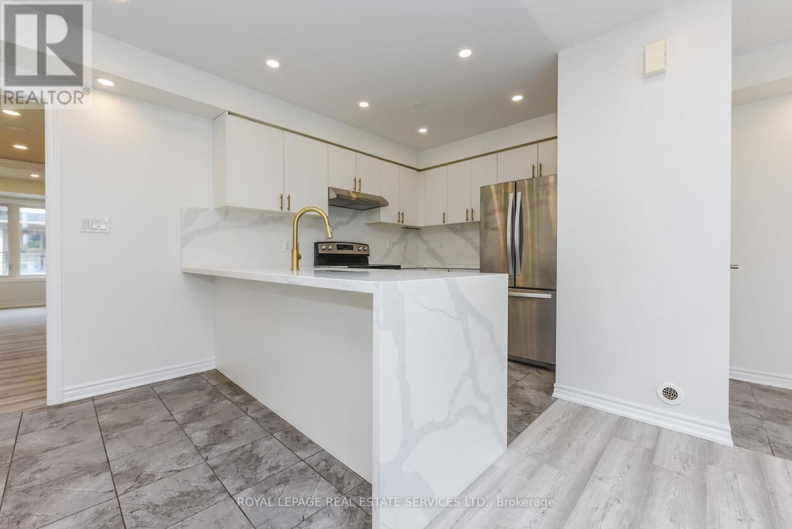 153 - 200 VETERANS DRIVE Image 12