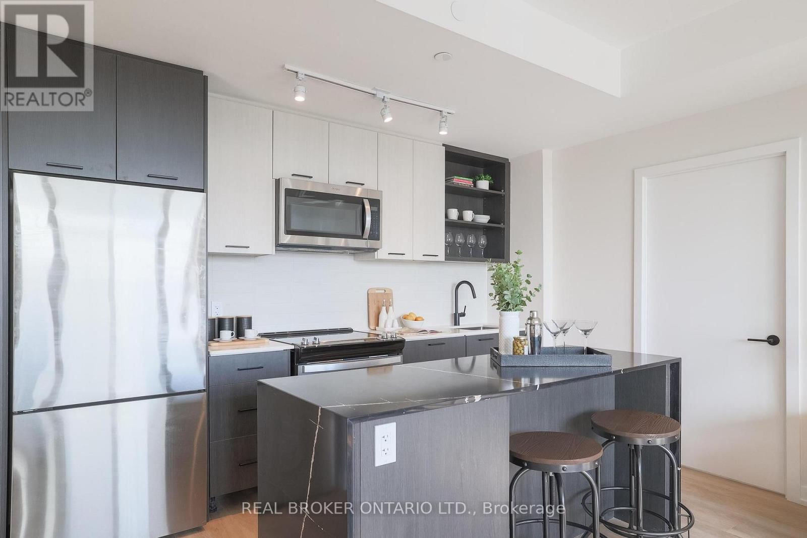 915 - 2300 ST CLAIR AVENUE WEST Image 4