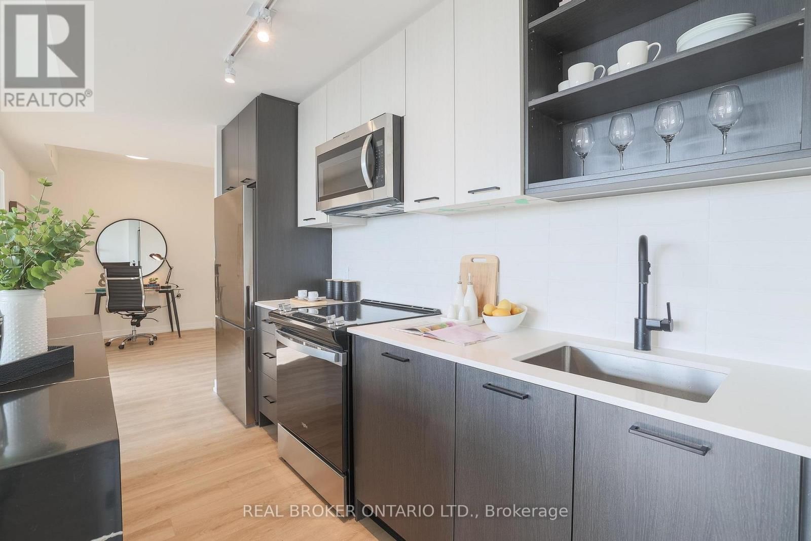 915 - 2300 ST CLAIR AVENUE WEST Image 8