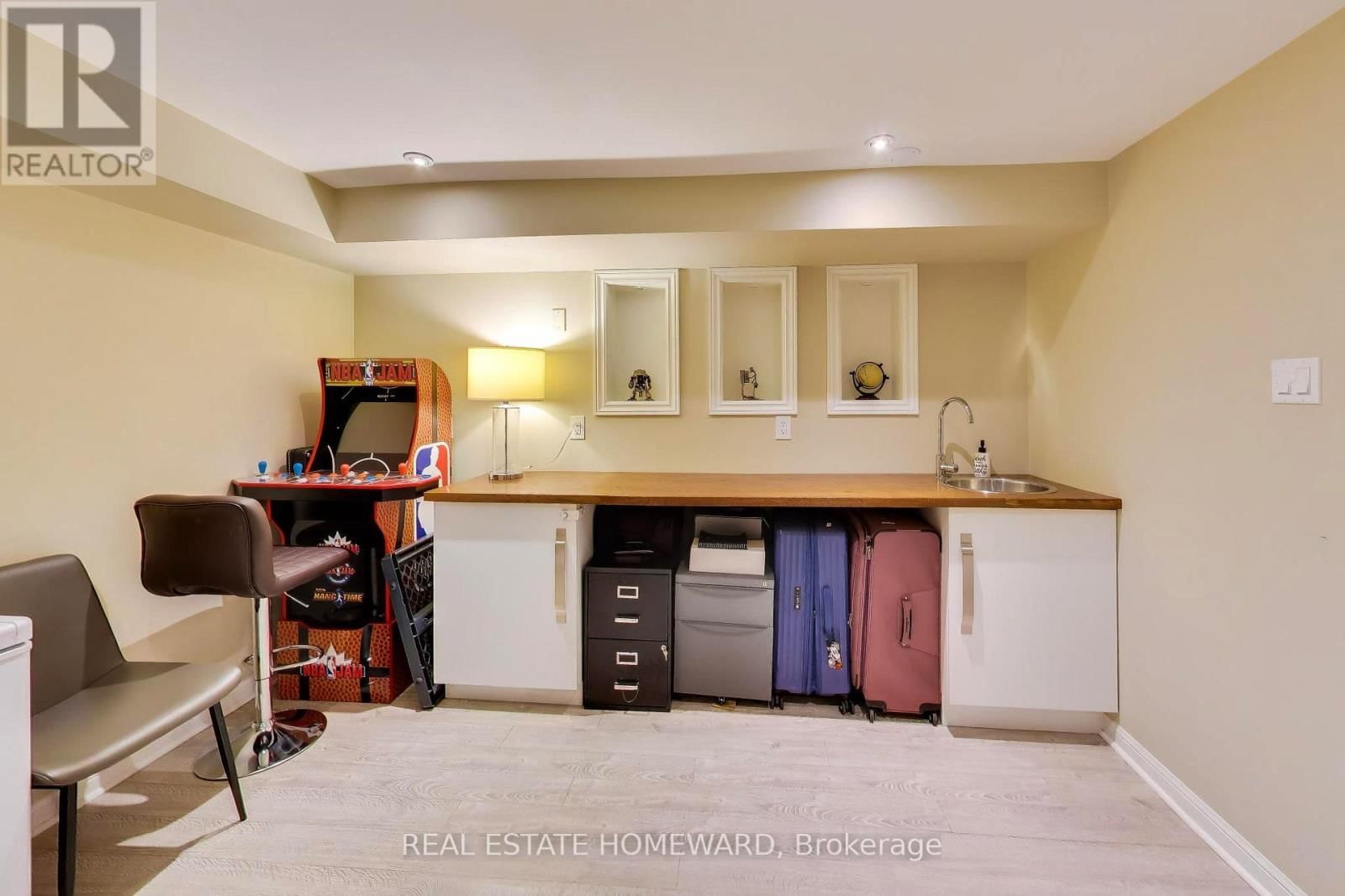 3375 FENWICK CRESCENT Image 22