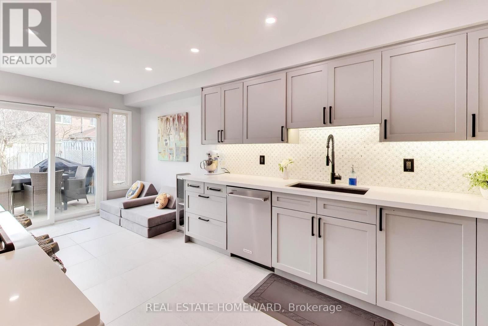 3375 FENWICK CRESCENT Image 9