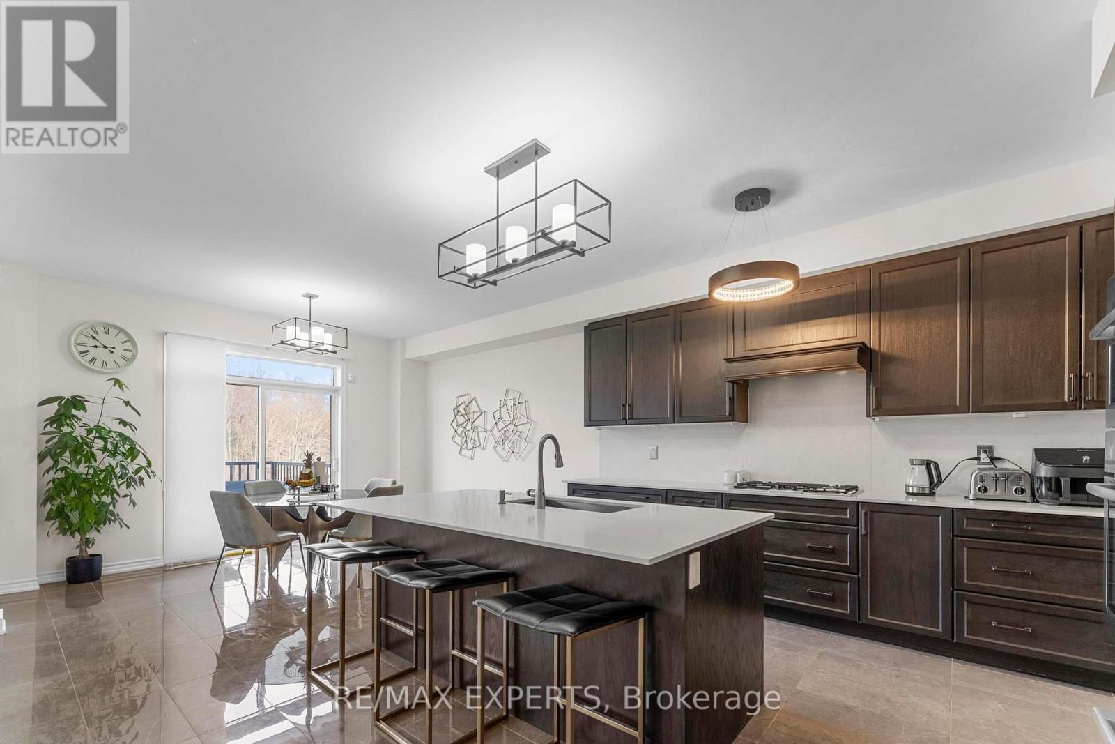 572 QUEEN MARY DRIVE Image 11