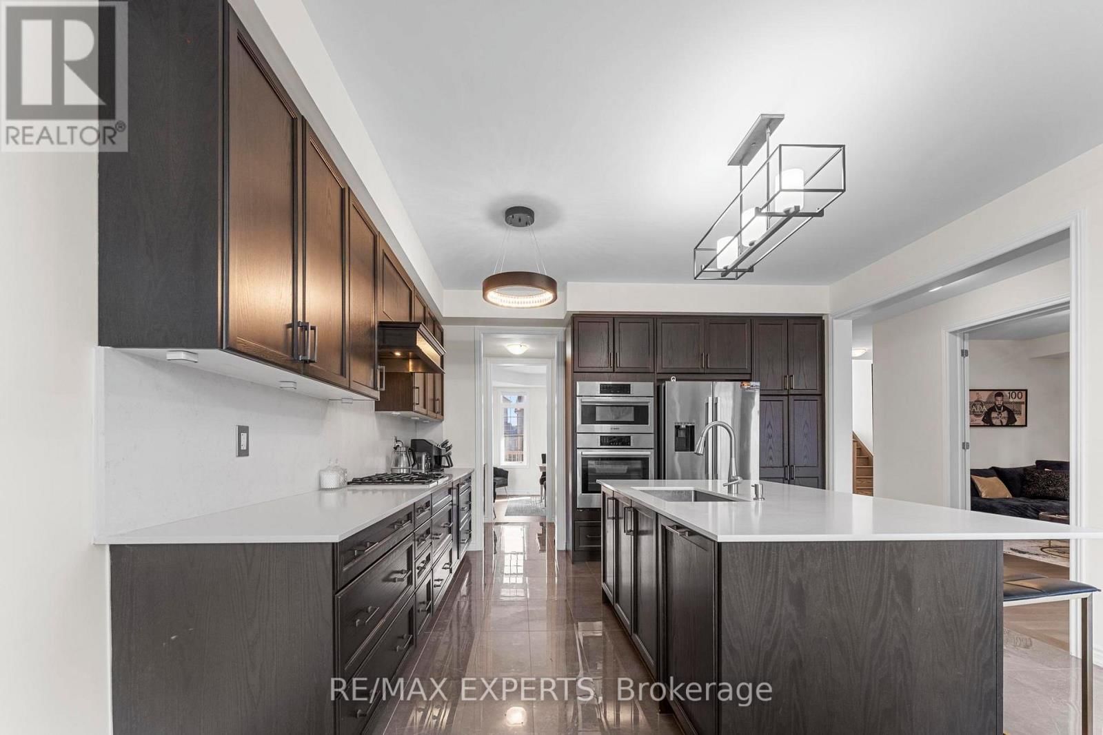 572 QUEEN MARY DRIVE Image 16