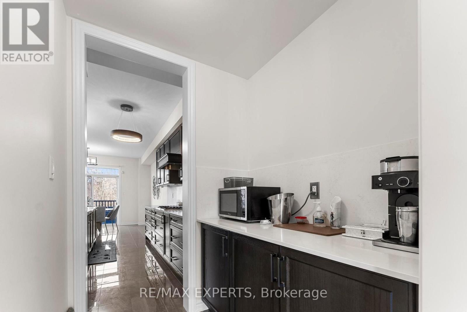 572 QUEEN MARY DRIVE Image 18