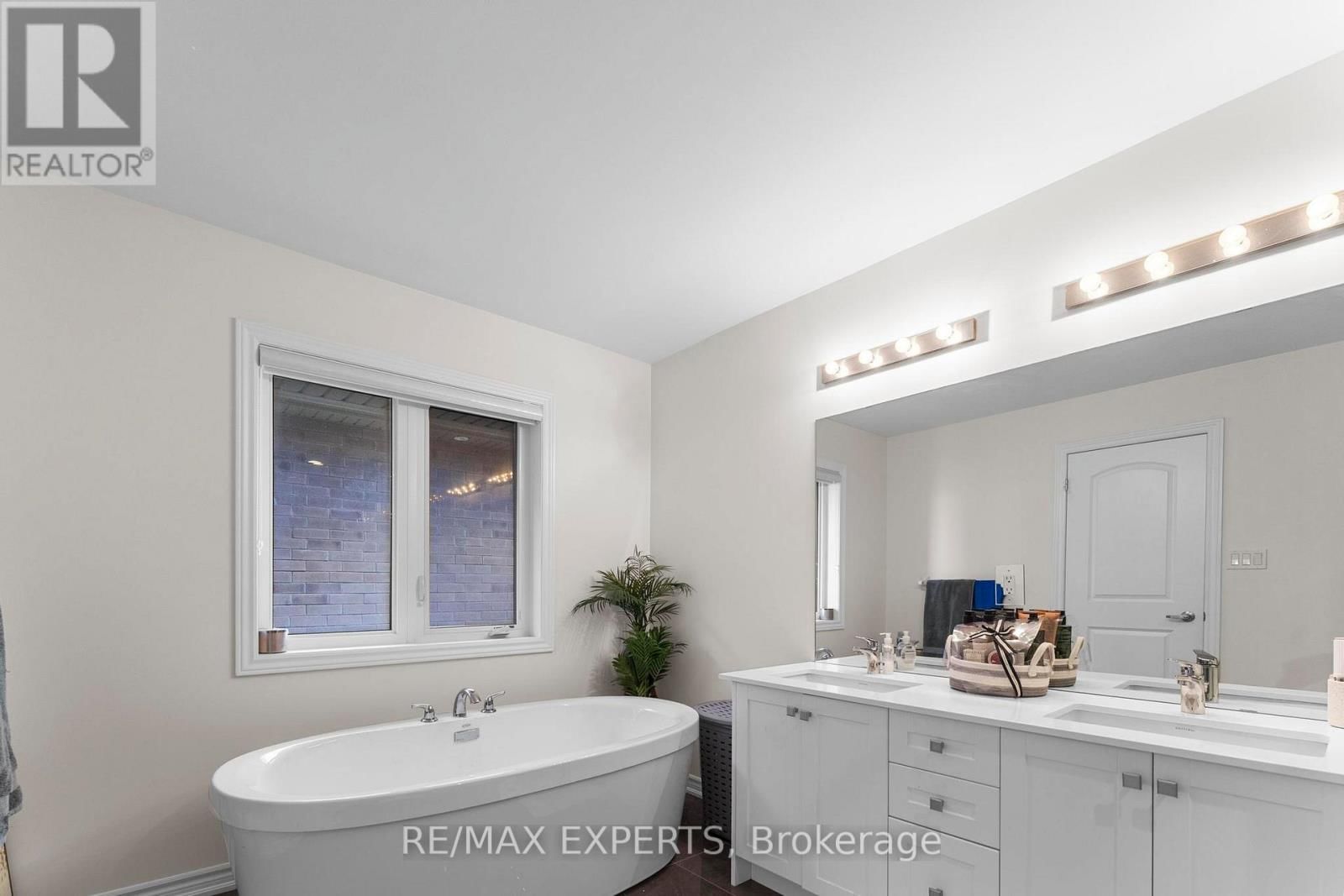 572 QUEEN MARY DRIVE Image 27