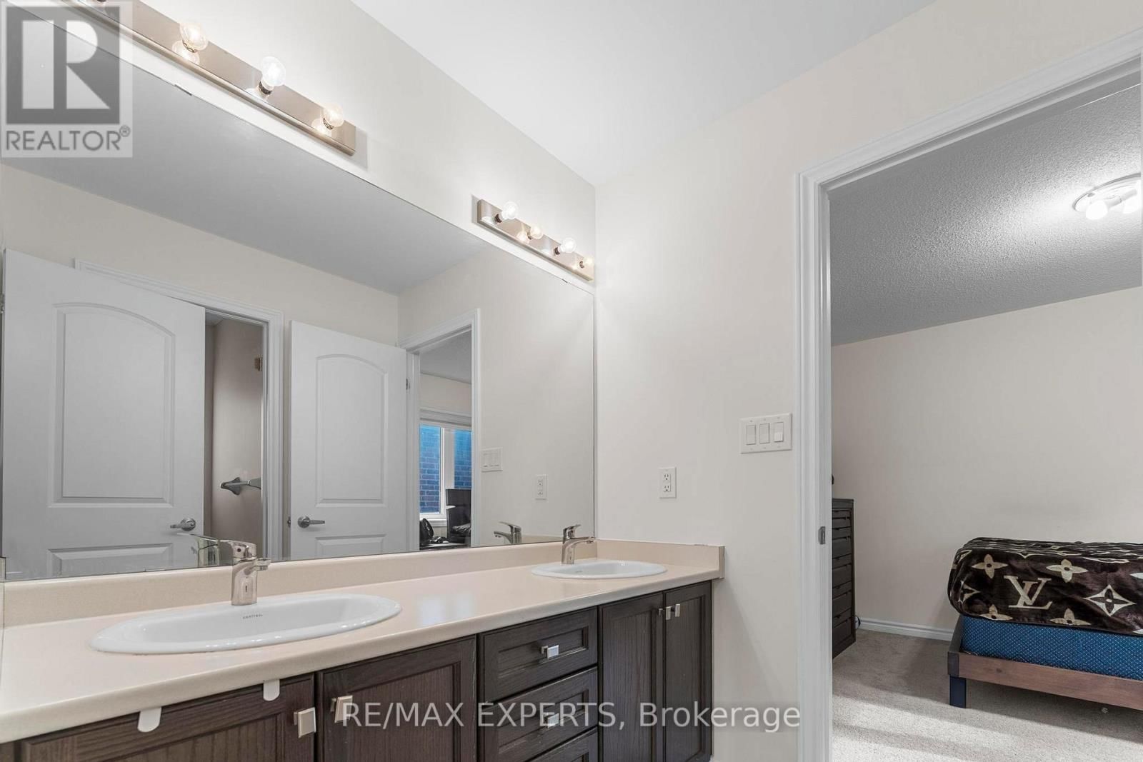 572 QUEEN MARY DRIVE Image 32