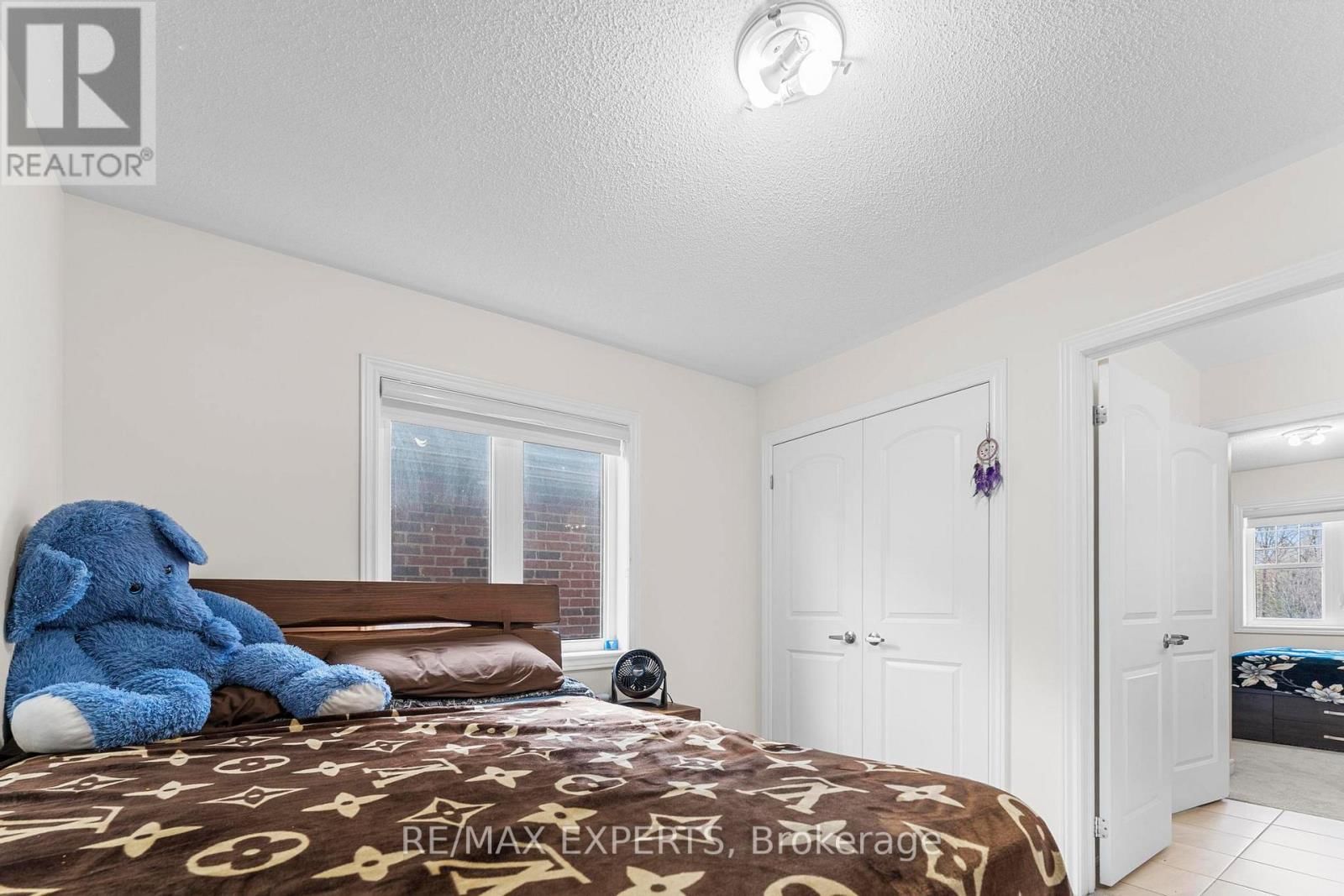 572 QUEEN MARY DRIVE Image 33